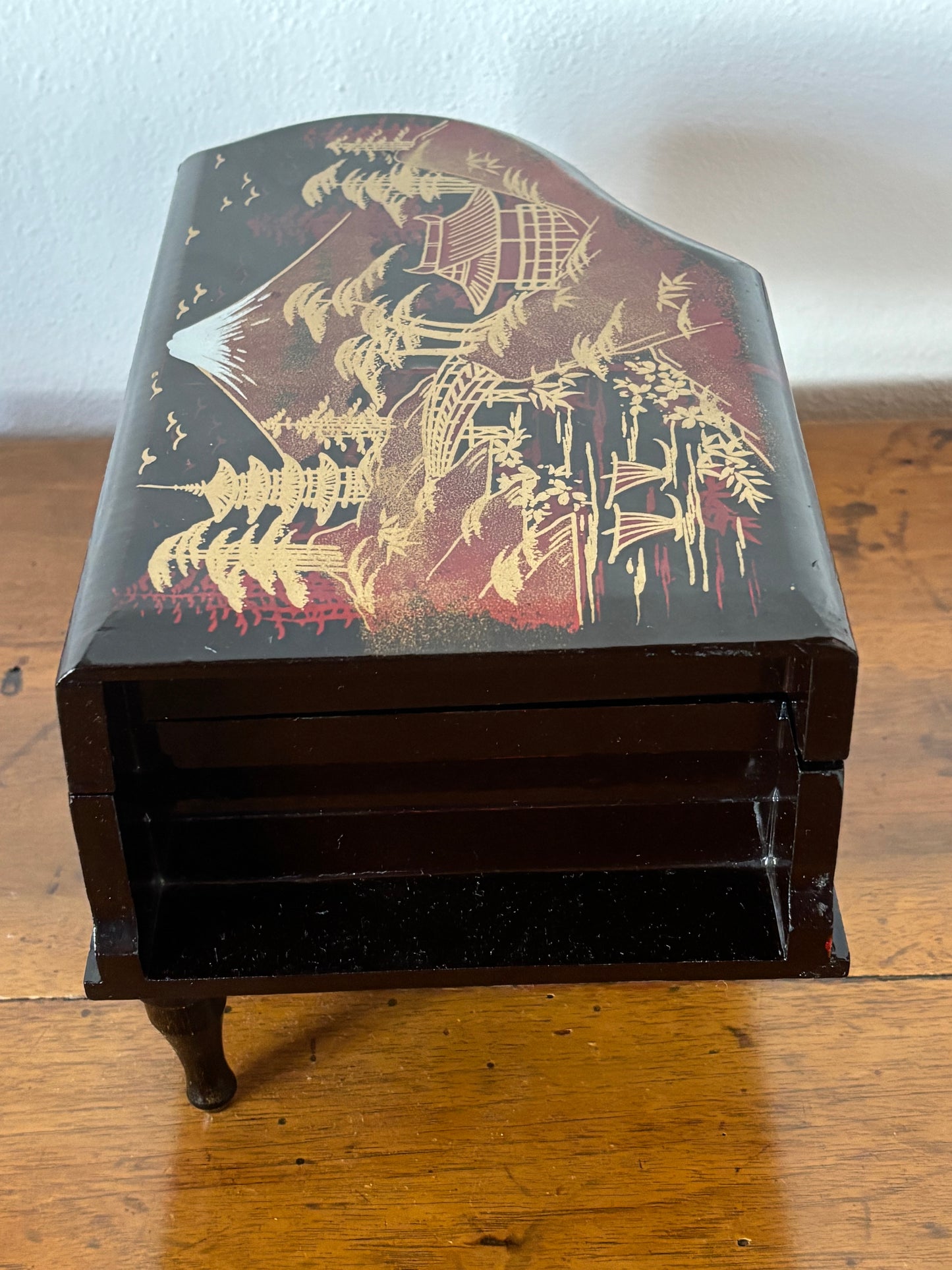 Carillon giapponese vintage a forma di pianoforte – Eleganza laccata e melodia senza tempo