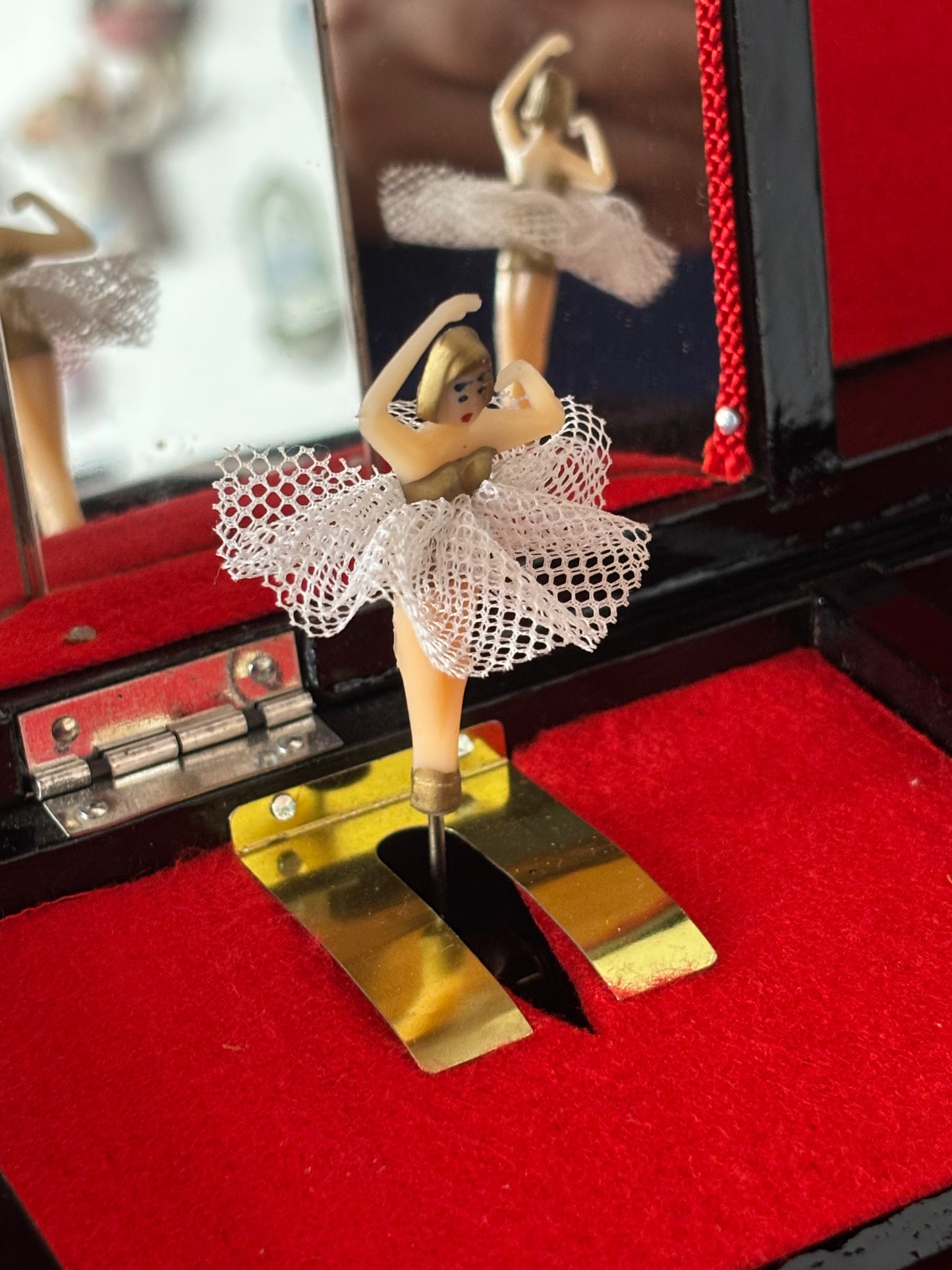 Carillon giapponese vintage a forma di pianoforte – Eleganza laccata e melodia senza tempo