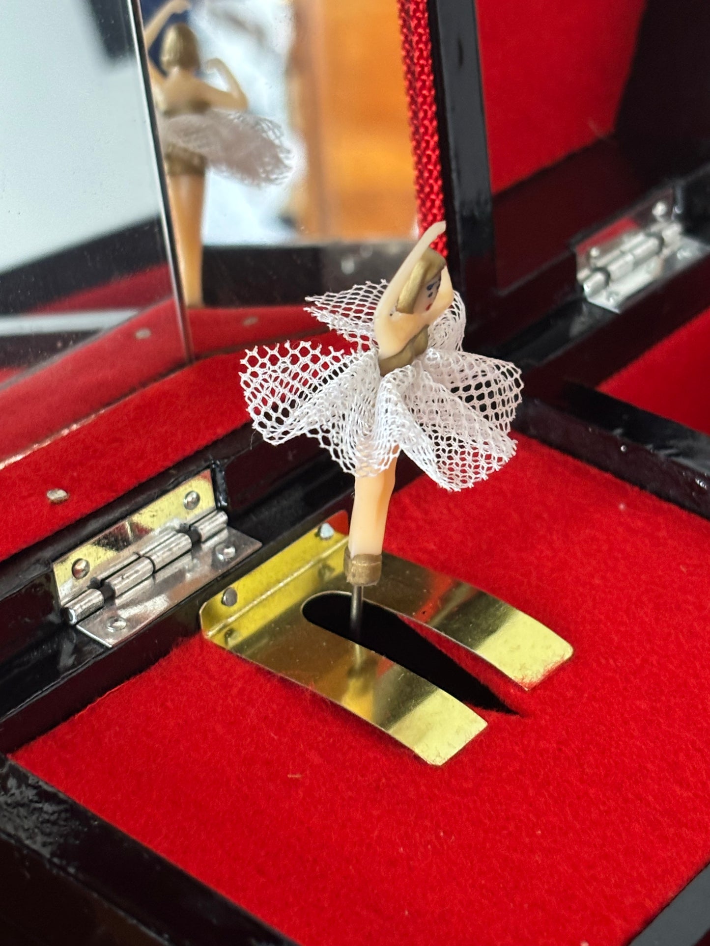 Carillon giapponese vintage a forma di pianoforte – Eleganza laccata e melodia senza tempo