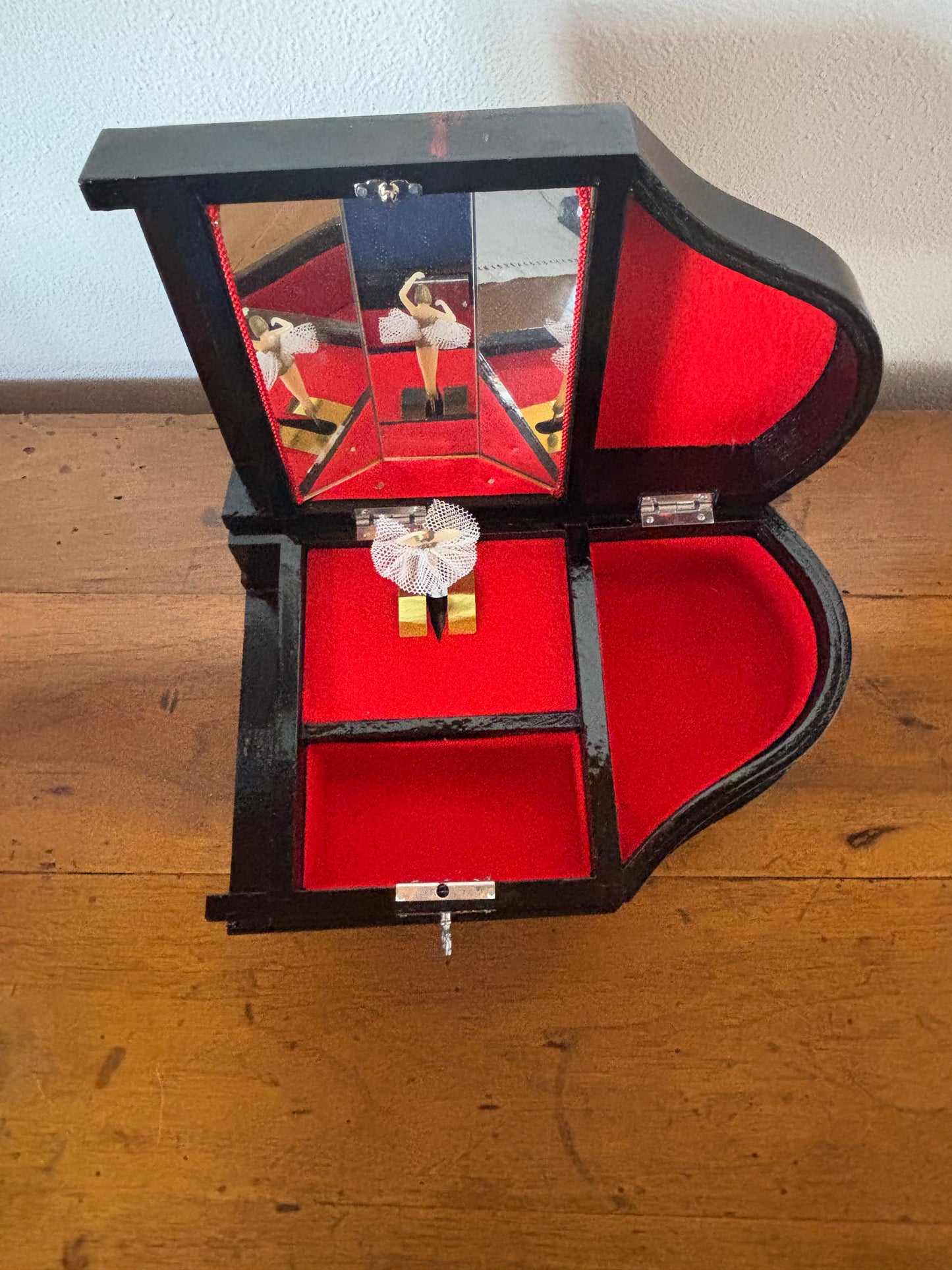 Carillon giapponese vintage a forma di pianoforte – Eleganza laccata e melodia senza tempo