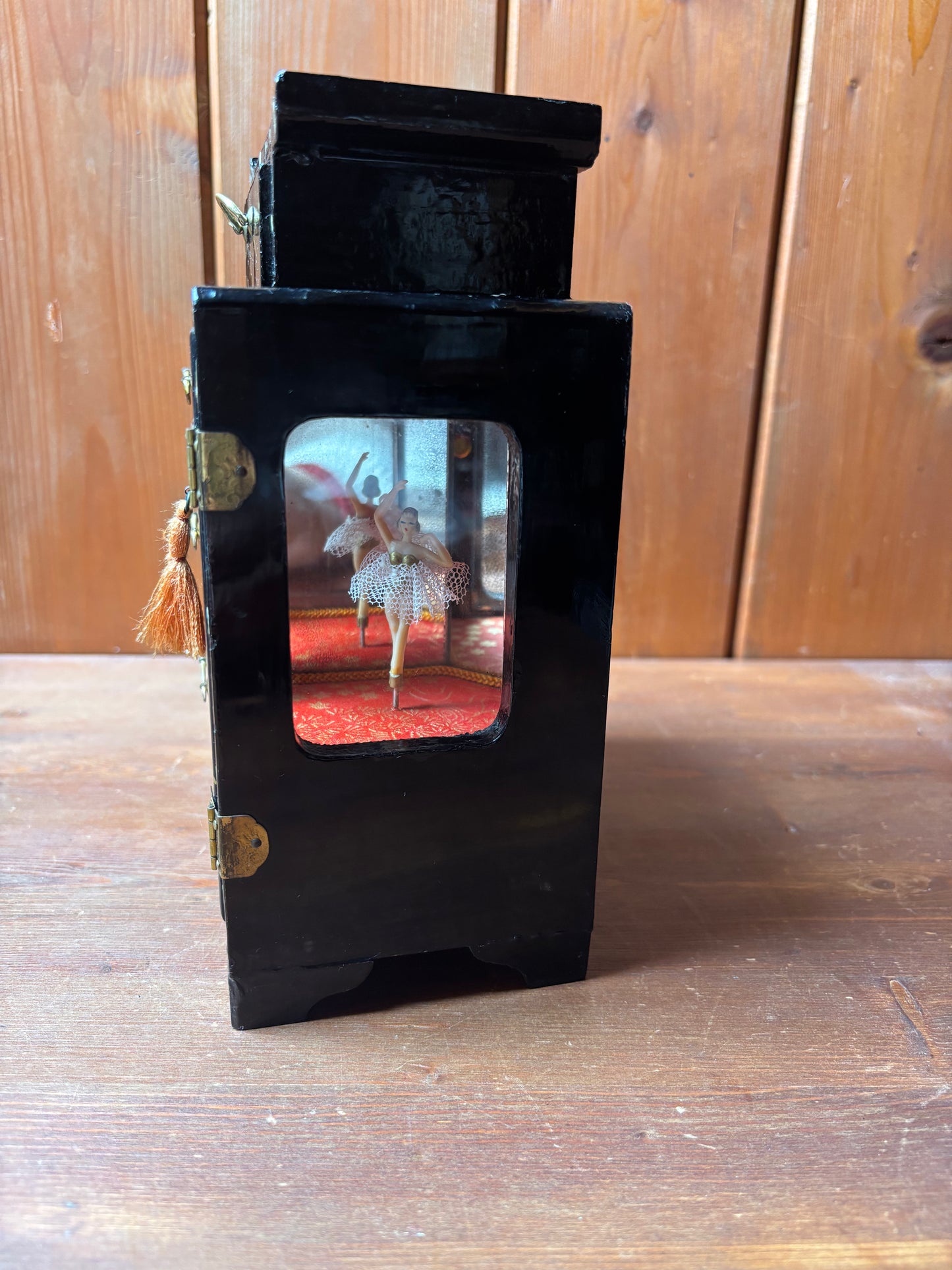 Portagioie giapponese laccato con cassettini e anta laterale