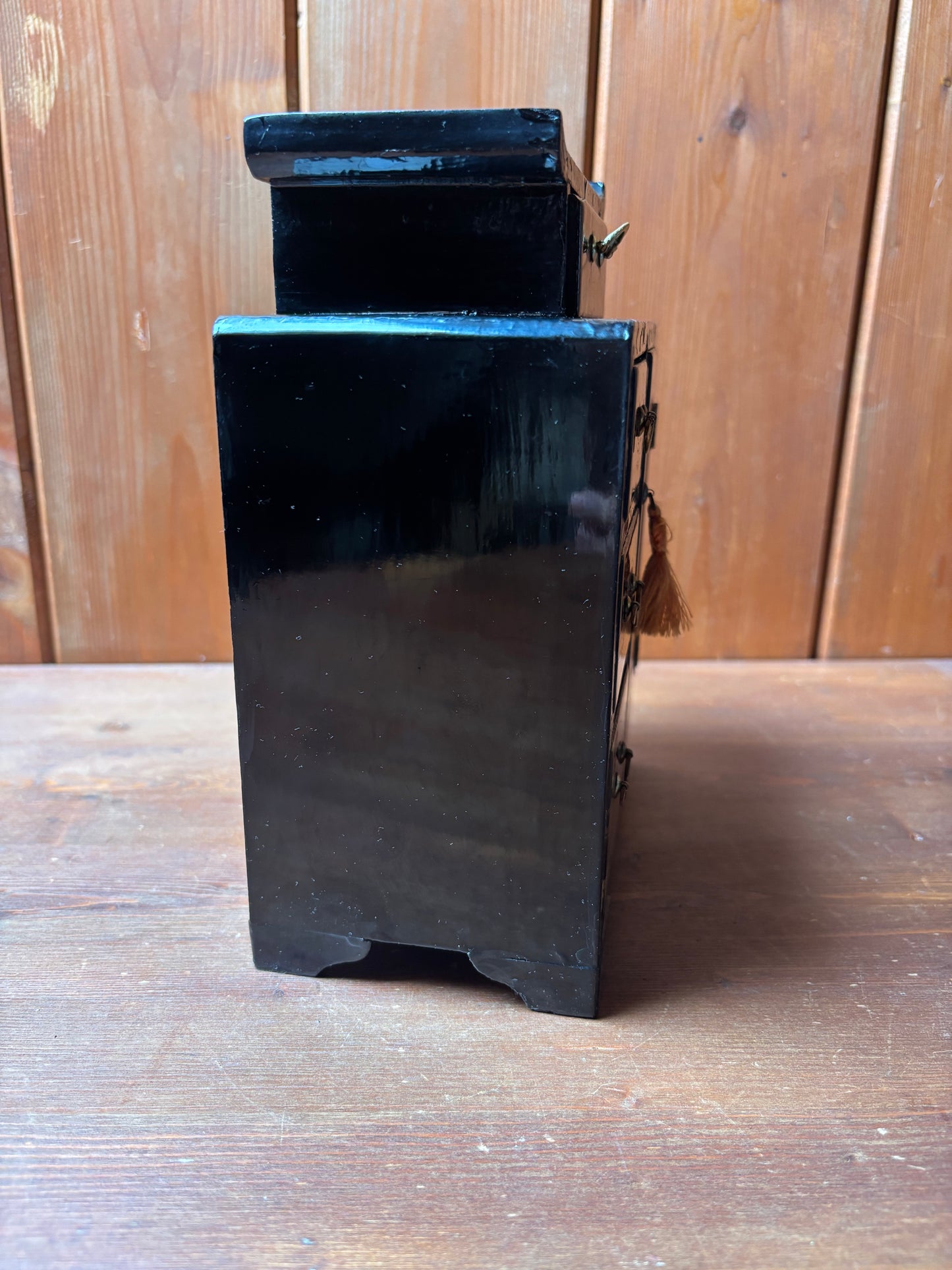 Portagioie giapponese laccato con cassettini e anta laterale