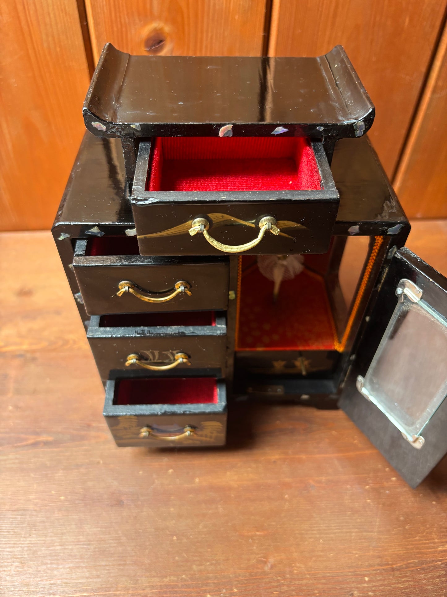 Portagioie giapponese laccato con cassettini e anta laterale