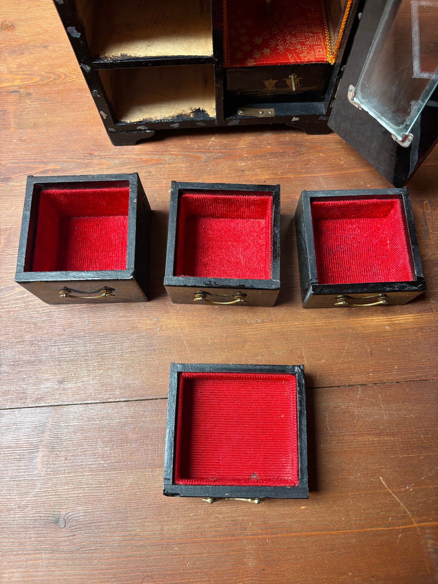 Portagioie giapponese laccato con cassettini e anta laterale