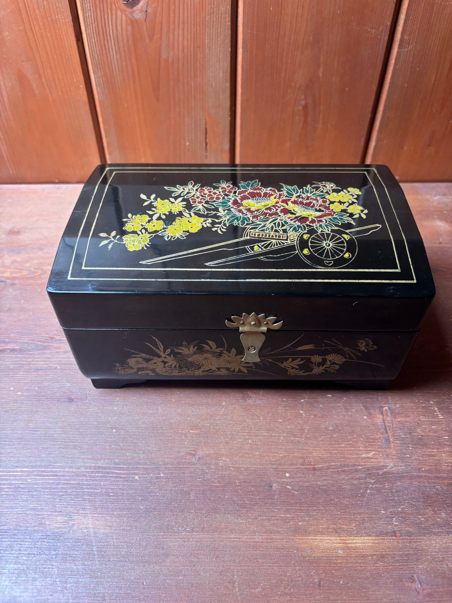 Portagioie di Shanghai con ballerina e decorazione floreale