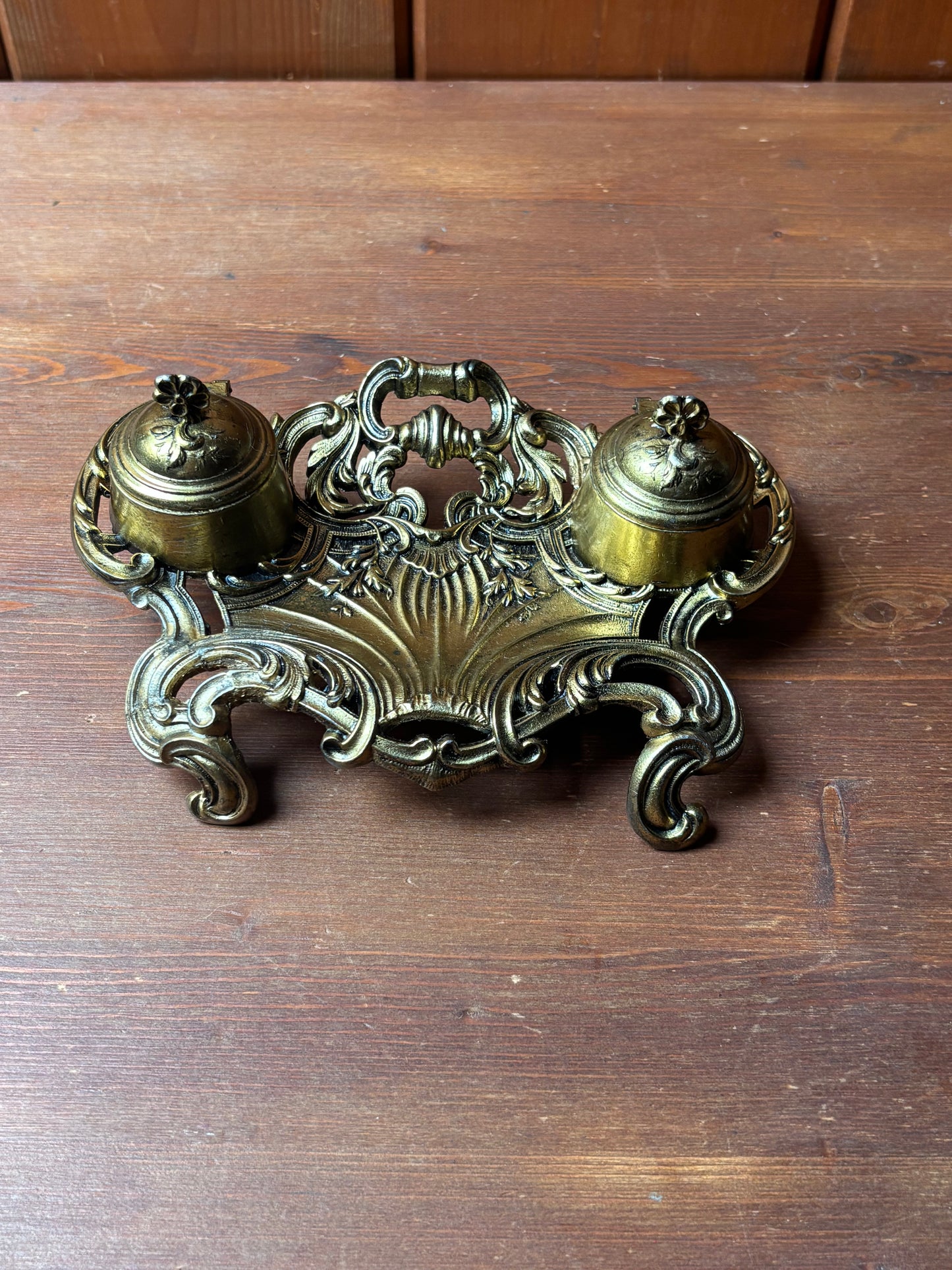 Calamaio in metallo dorato con vaschette in ceramica