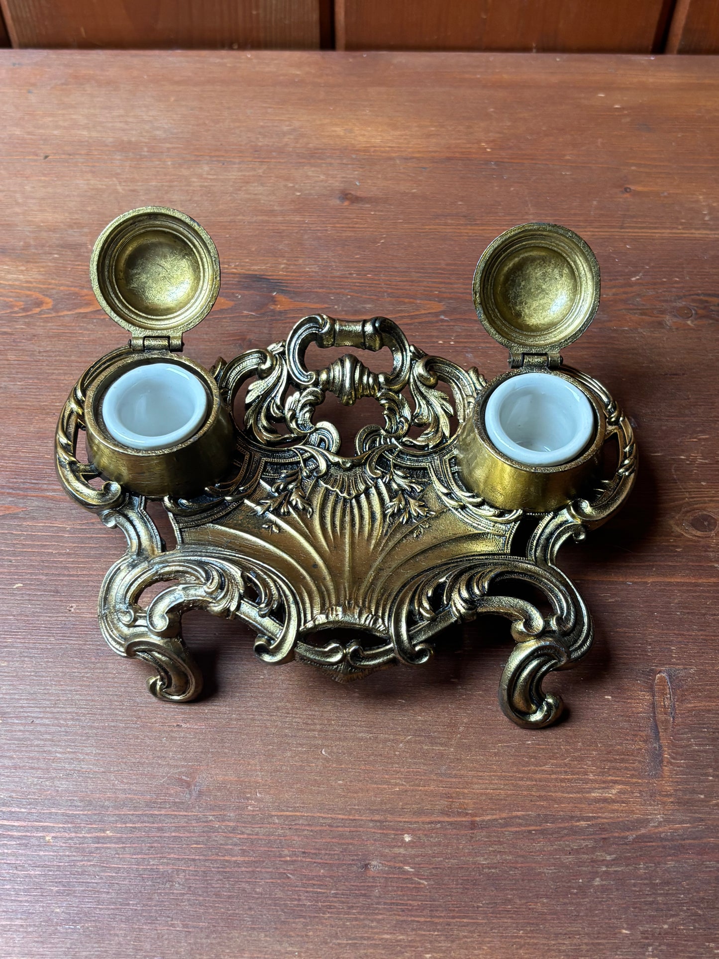 Calamaio in metallo dorato con vaschette in ceramica