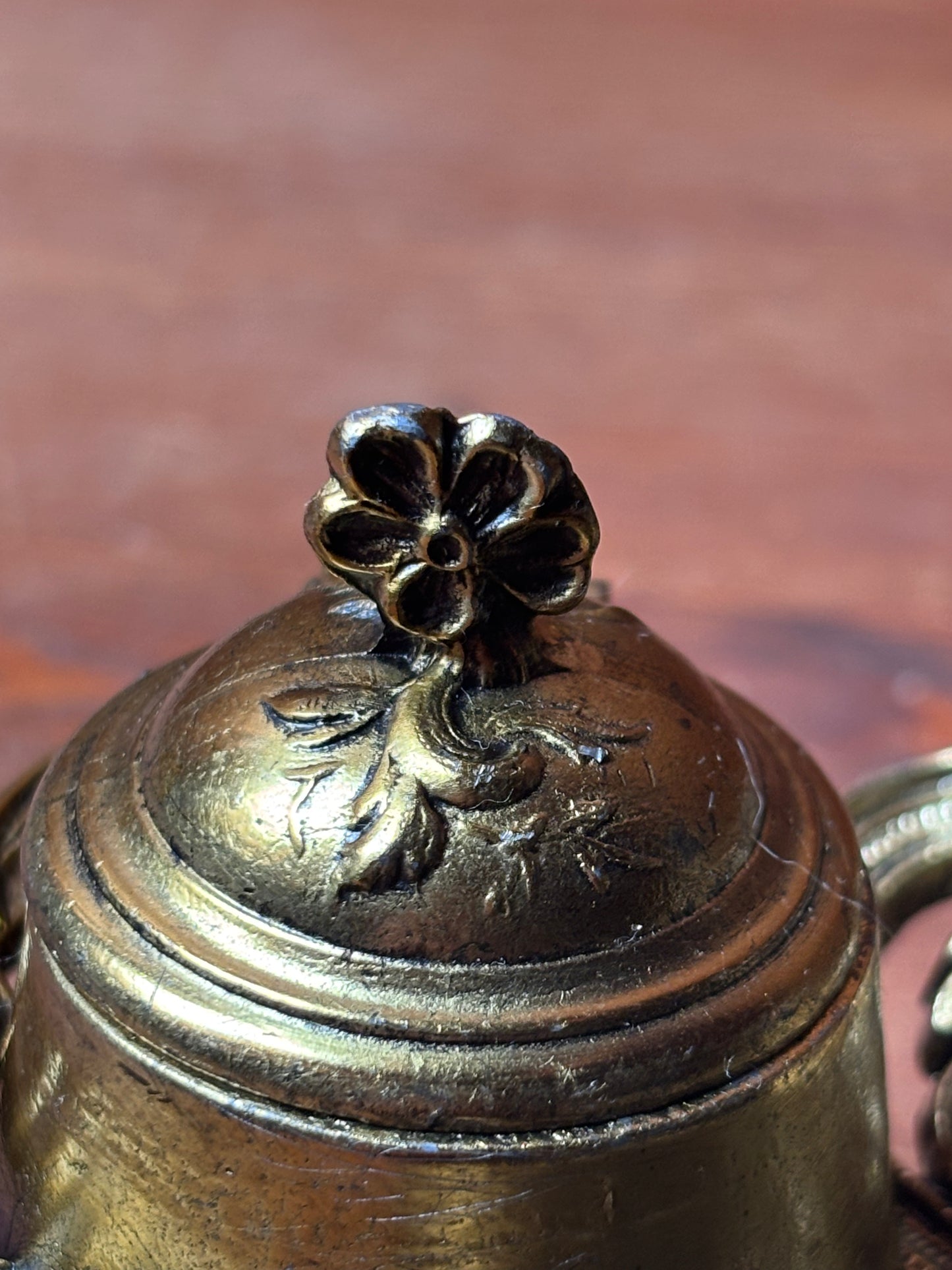 Calamaio in metallo dorato con vaschette in ceramica