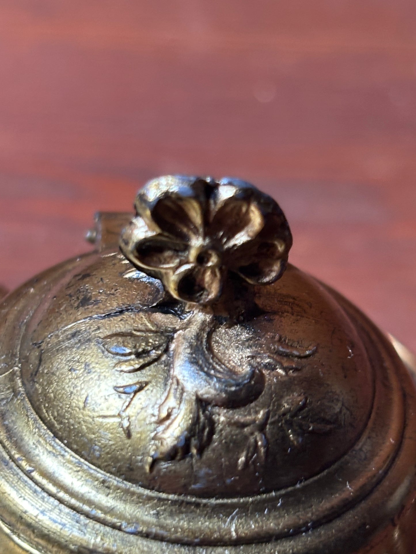 Calamaio in metallo dorato con vaschette in ceramica