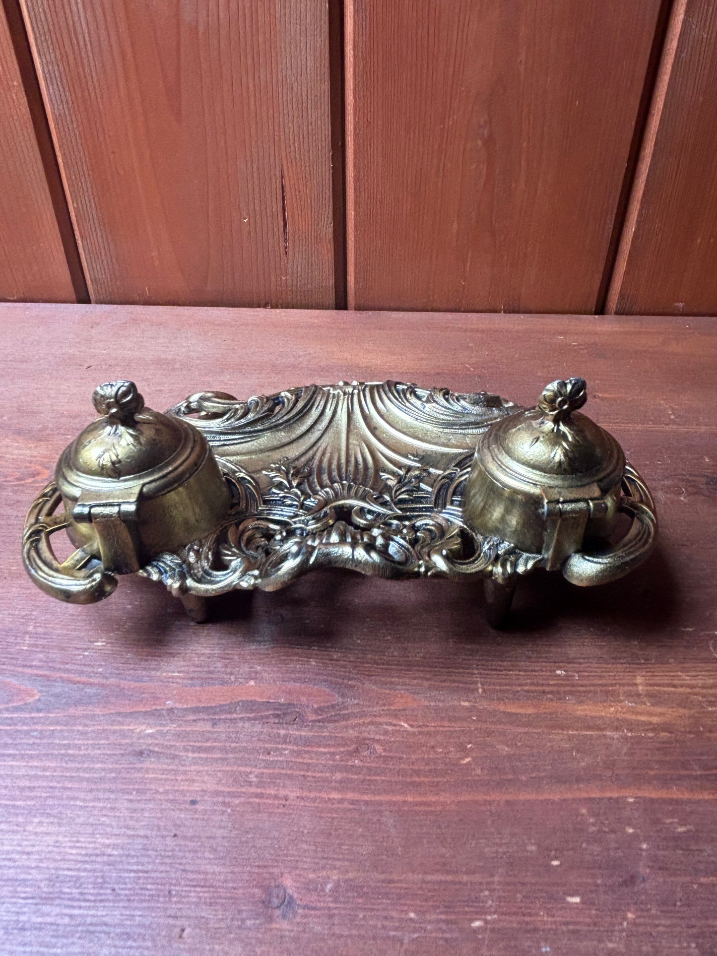 Calamaio in metallo dorato con vaschette in ceramica