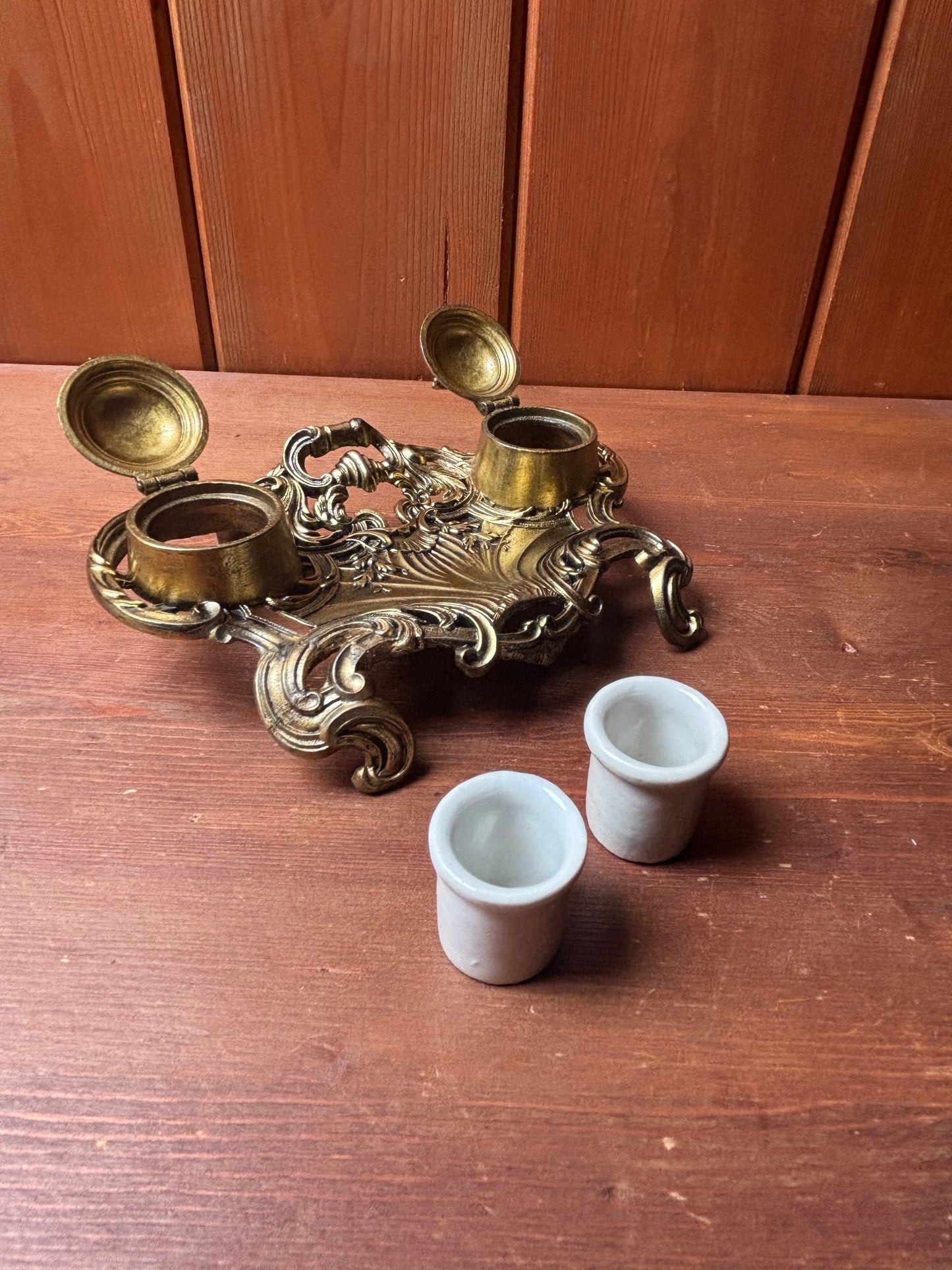 Calamaio in metallo dorato con vaschette in ceramica