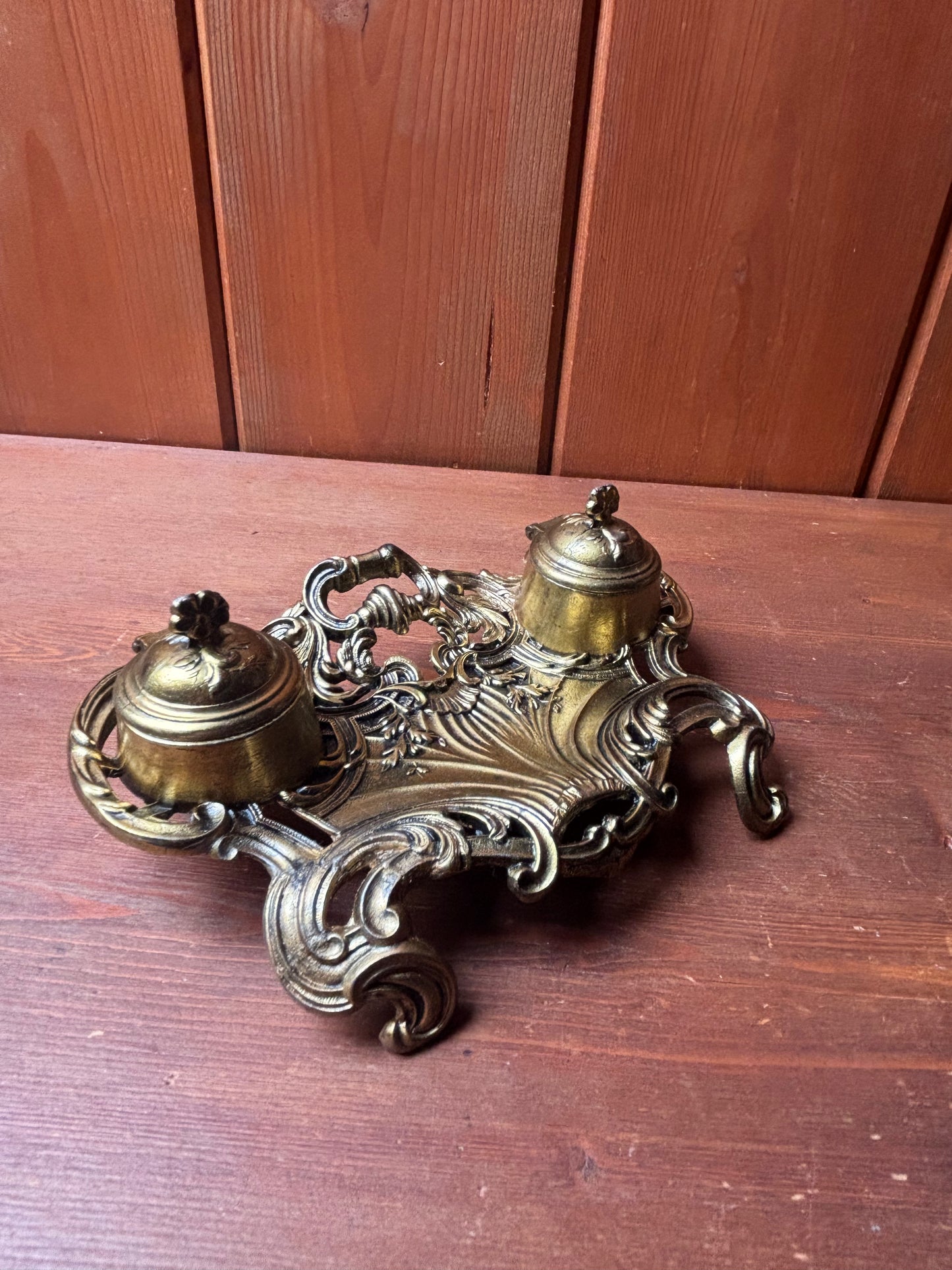 Calamaio in metallo dorato con vaschette in ceramica