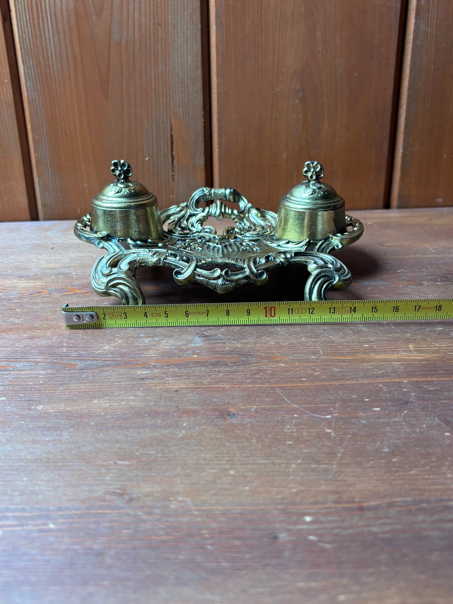 Calamaio in metallo dorato con vaschette in ceramica