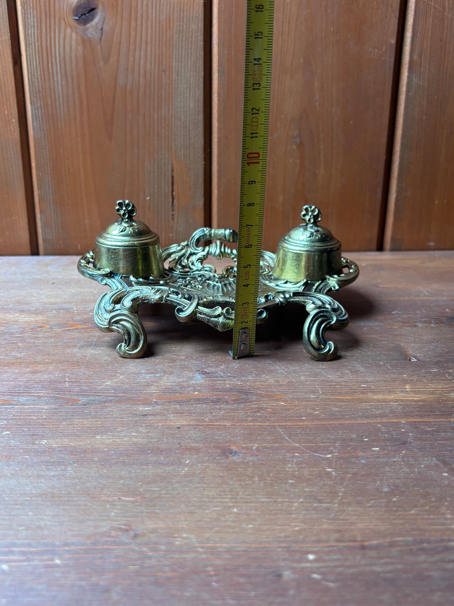 Calamaio in metallo dorato con vaschette in ceramica