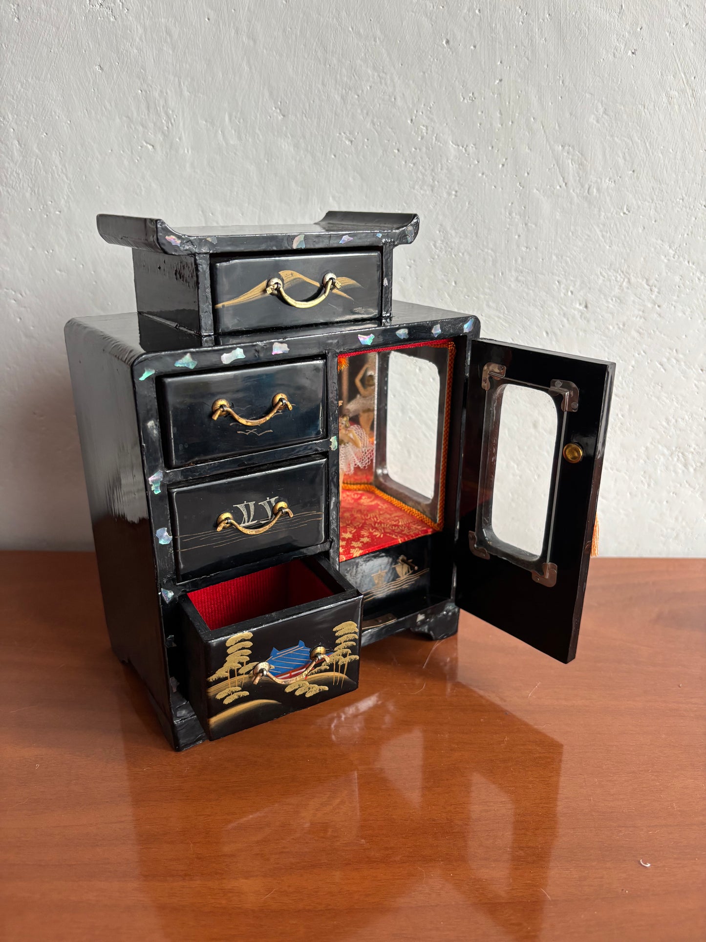 Portagioie giapponese laccato con cassettini e anta laterale