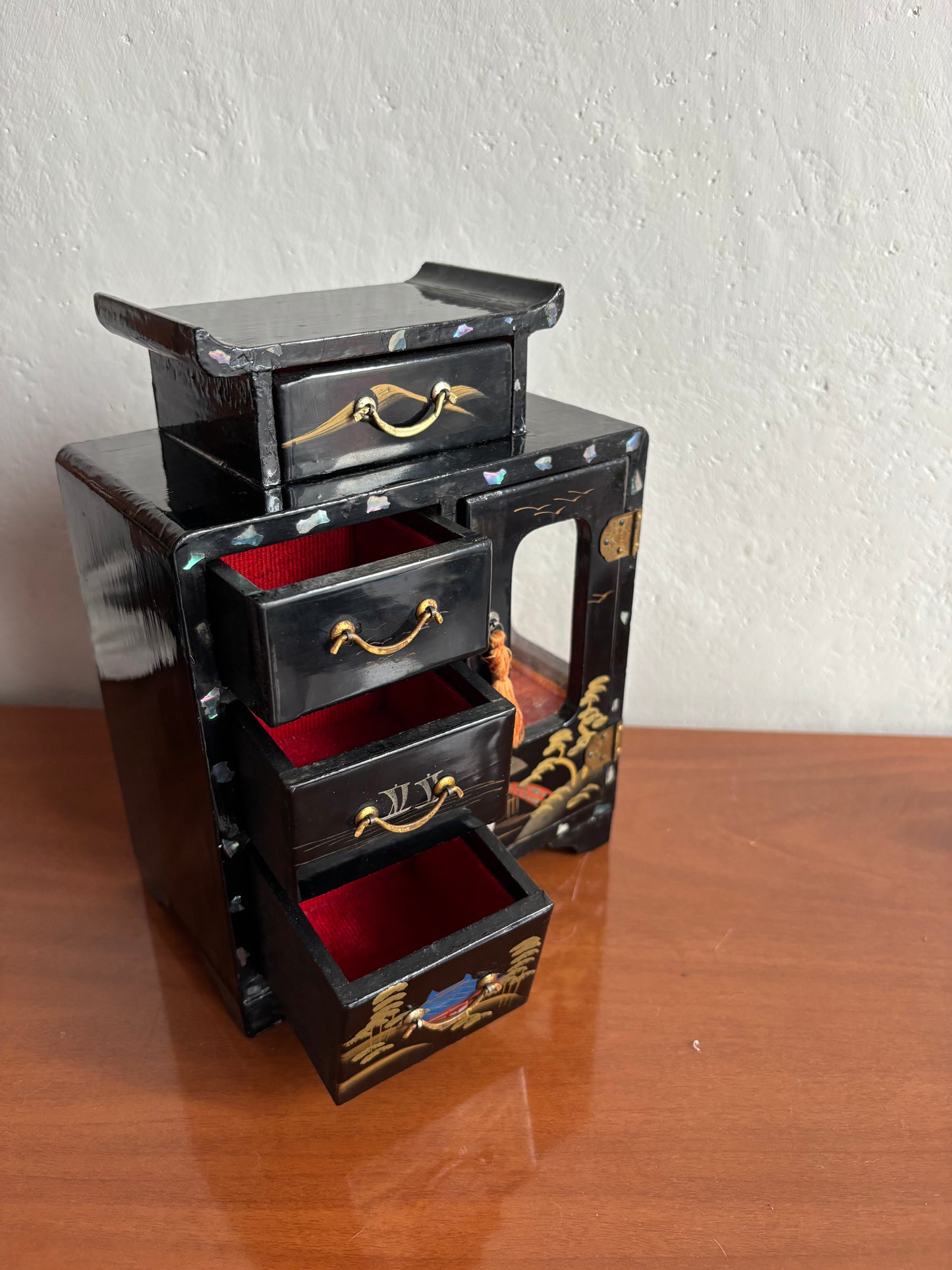 Portagioie giapponese laccato con cassettini e anta laterale