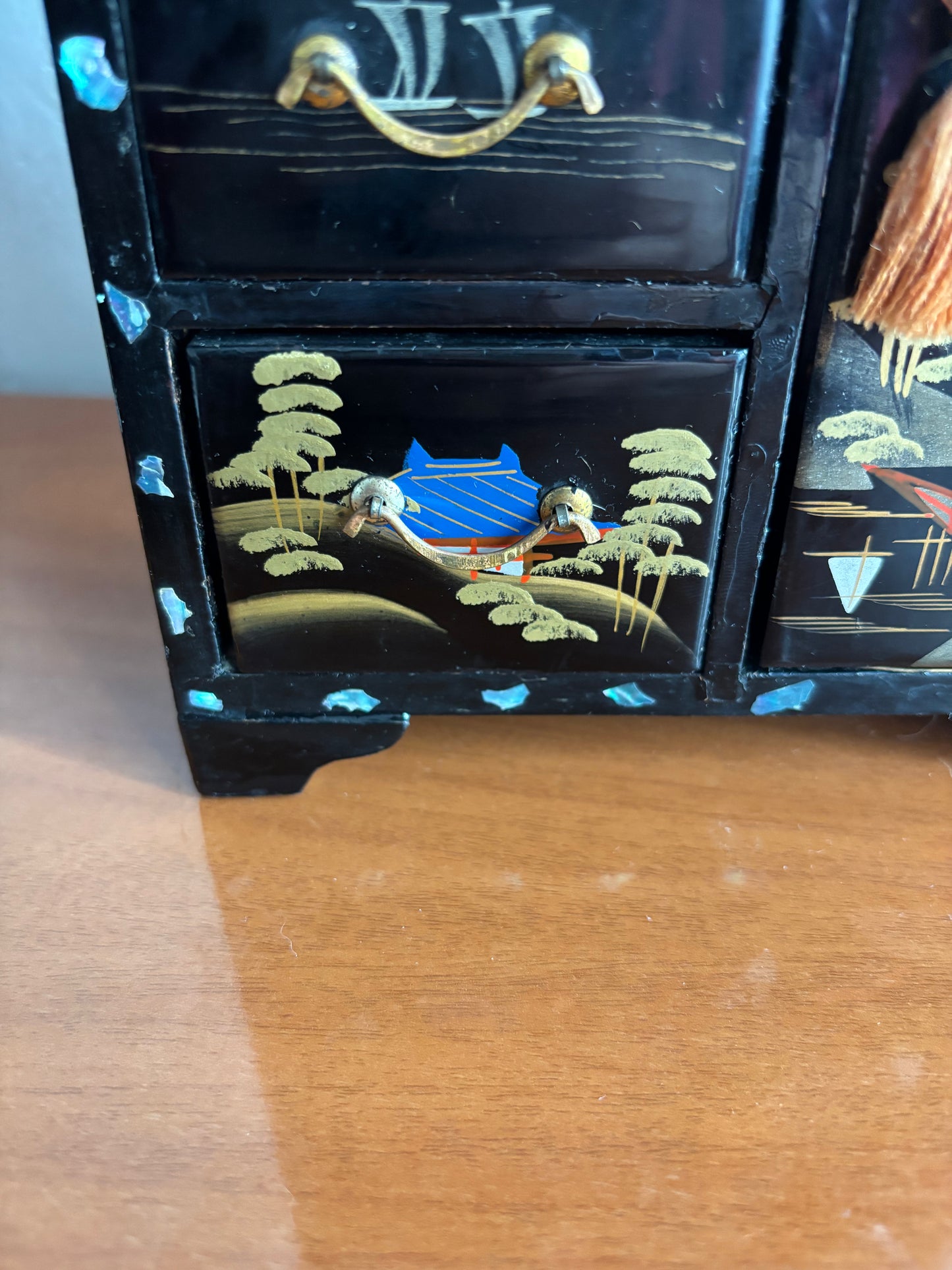 Portagioie giapponese laccato con cassettini e anta laterale