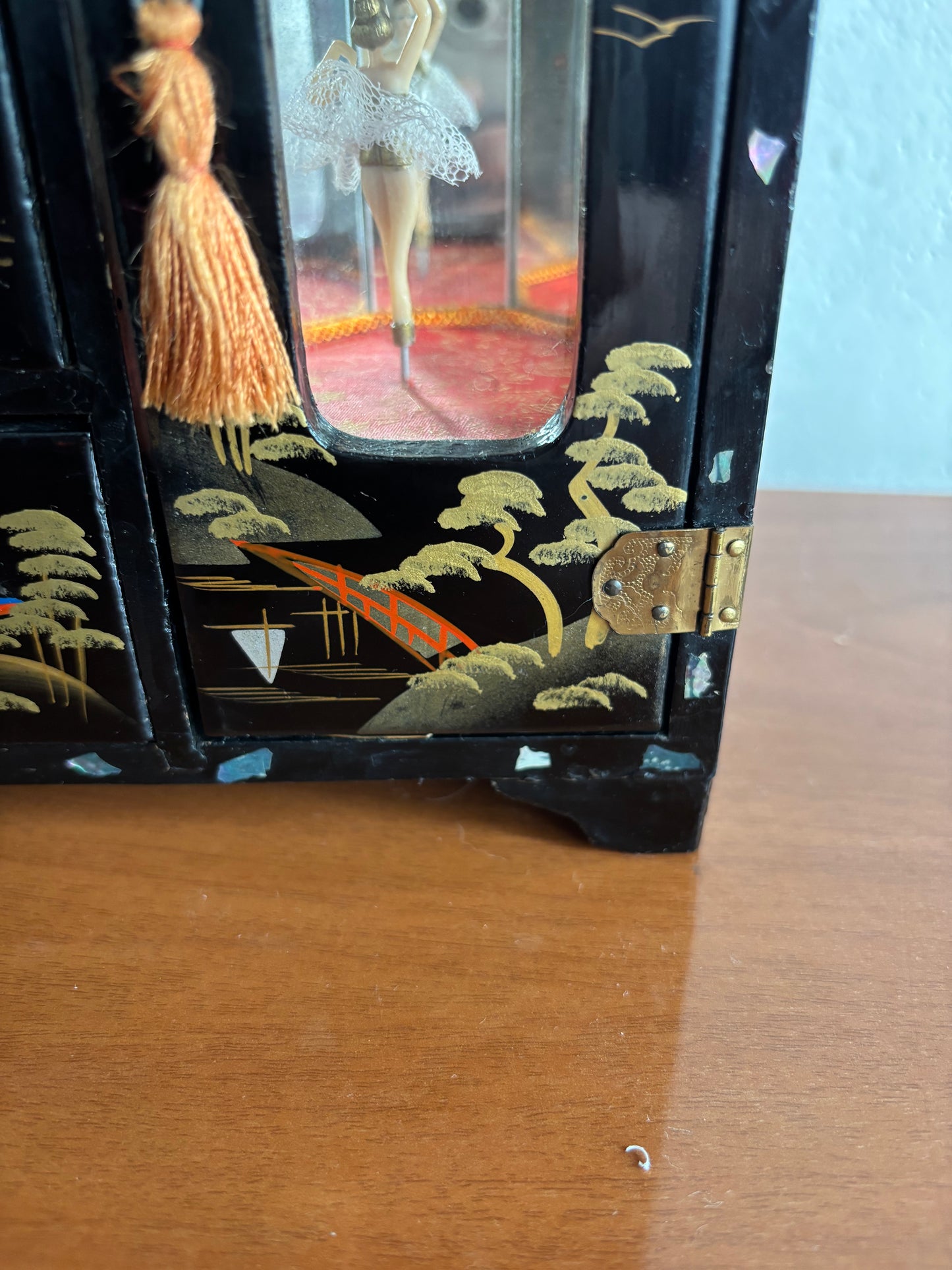 Portagioie giapponese laccato con cassettini e anta laterale