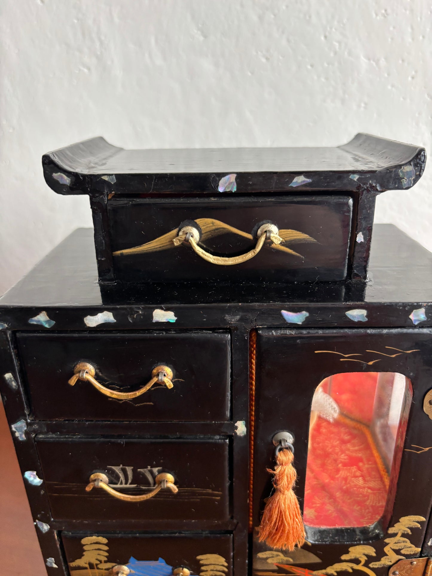 Portagioie giapponese laccato con cassettini e anta laterale