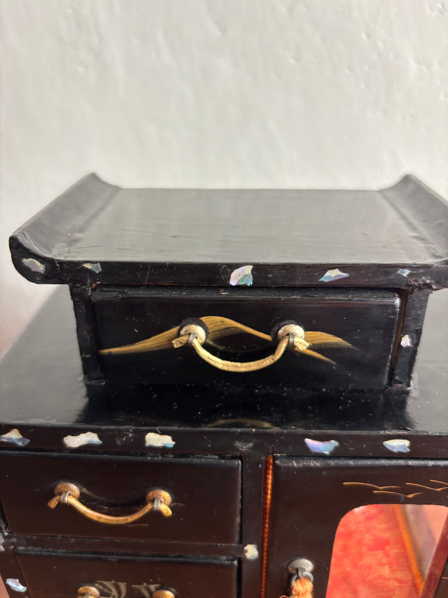 Portagioie giapponese laccato con cassettini e anta laterale