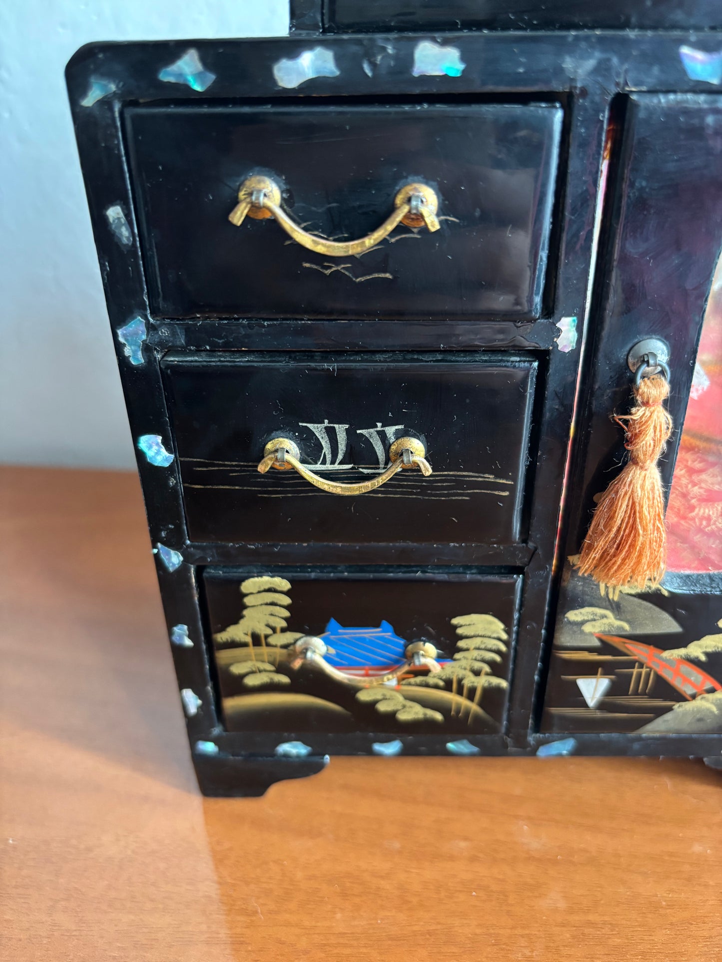 Portagioie giapponese laccato con cassettini e anta laterale