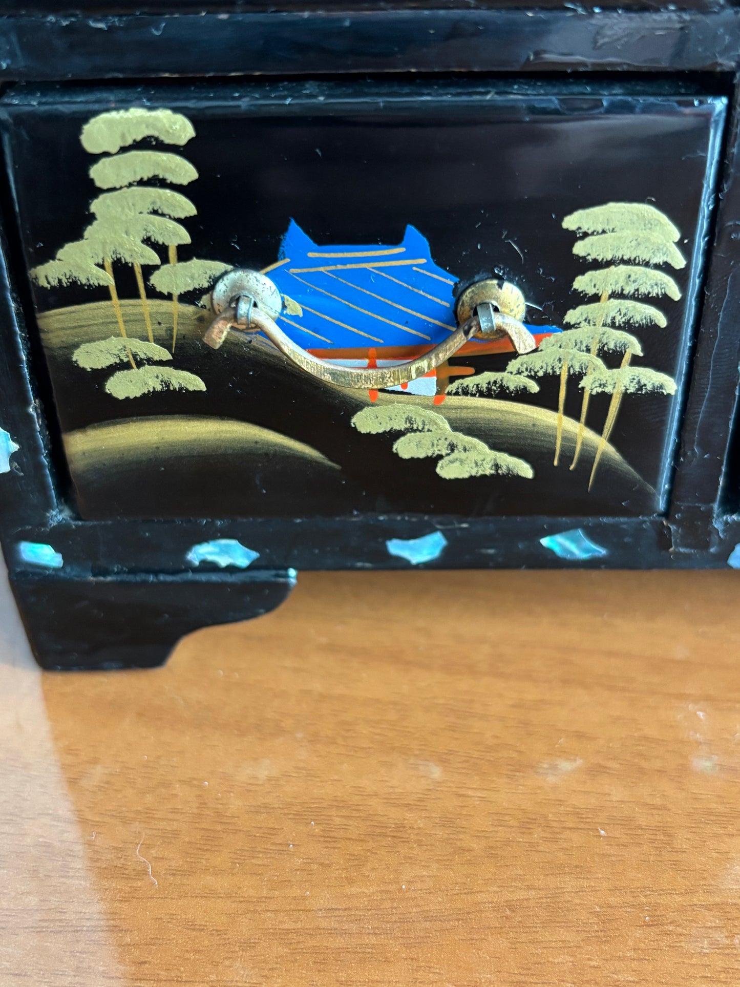 Portagioie giapponese laccato con cassettini e anta laterale