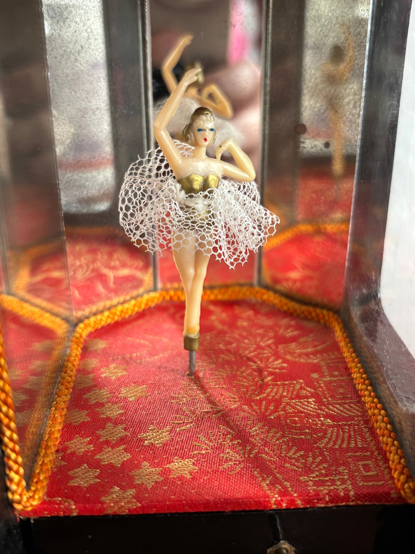 Portagioie giapponese laccato con cassettini e anta laterale