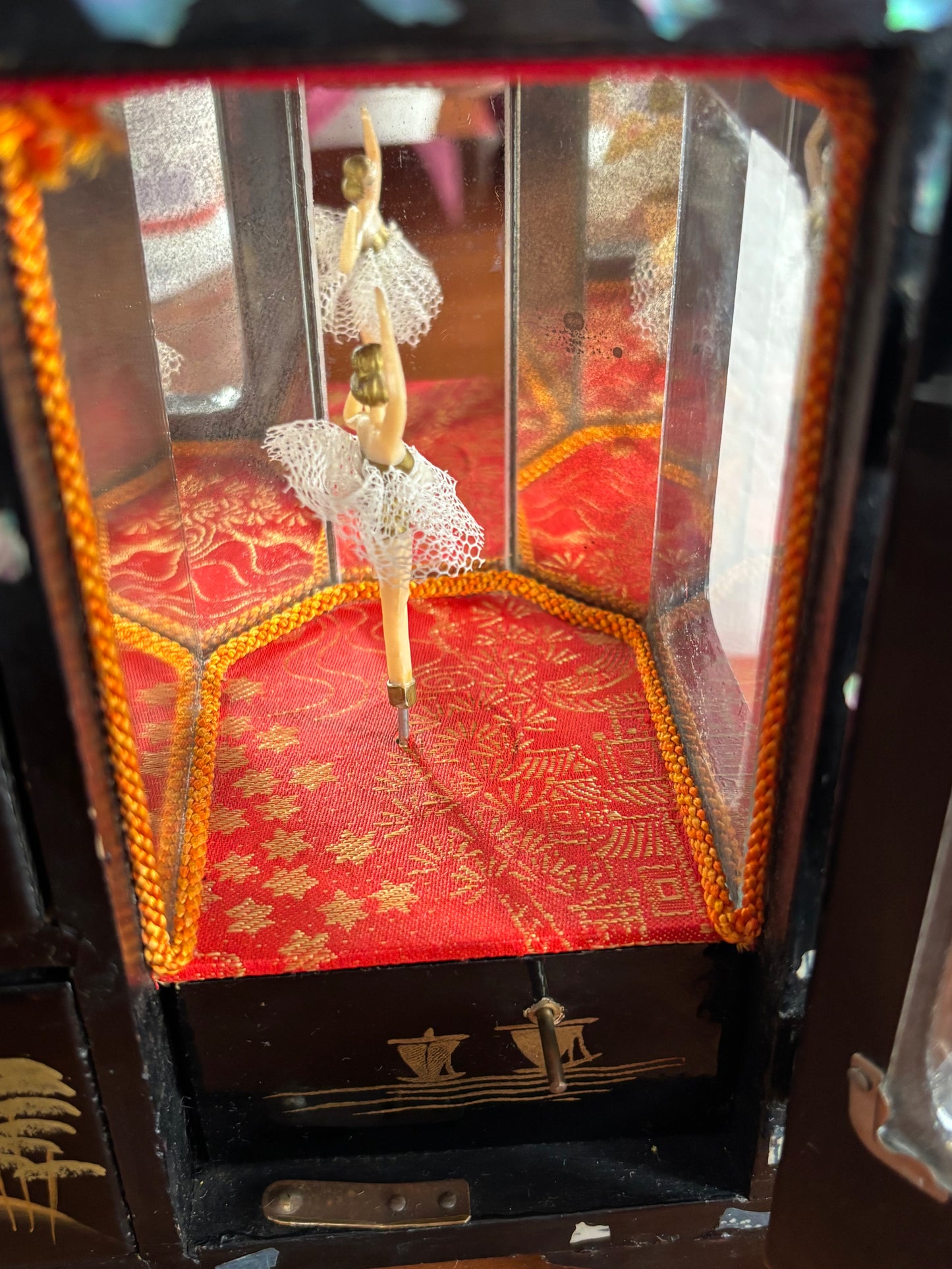 Portagioie giapponese laccato con cassettini e anta laterale