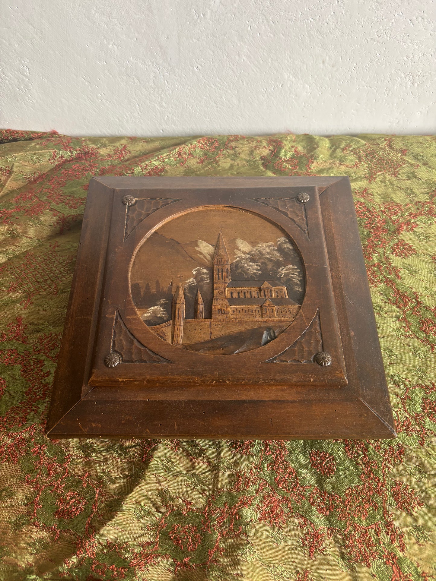 Sottopentola in Legno Intagliato con Carillon – Souvenir Raffigurante Lourdes
