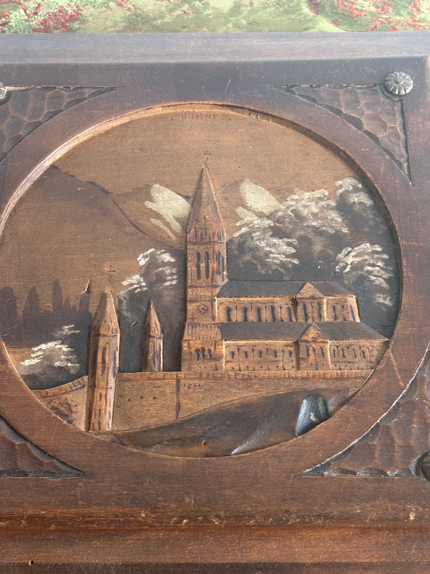 Sottopentola in Legno Intagliato con Carillon – Souvenir Raffigurante Lourdes