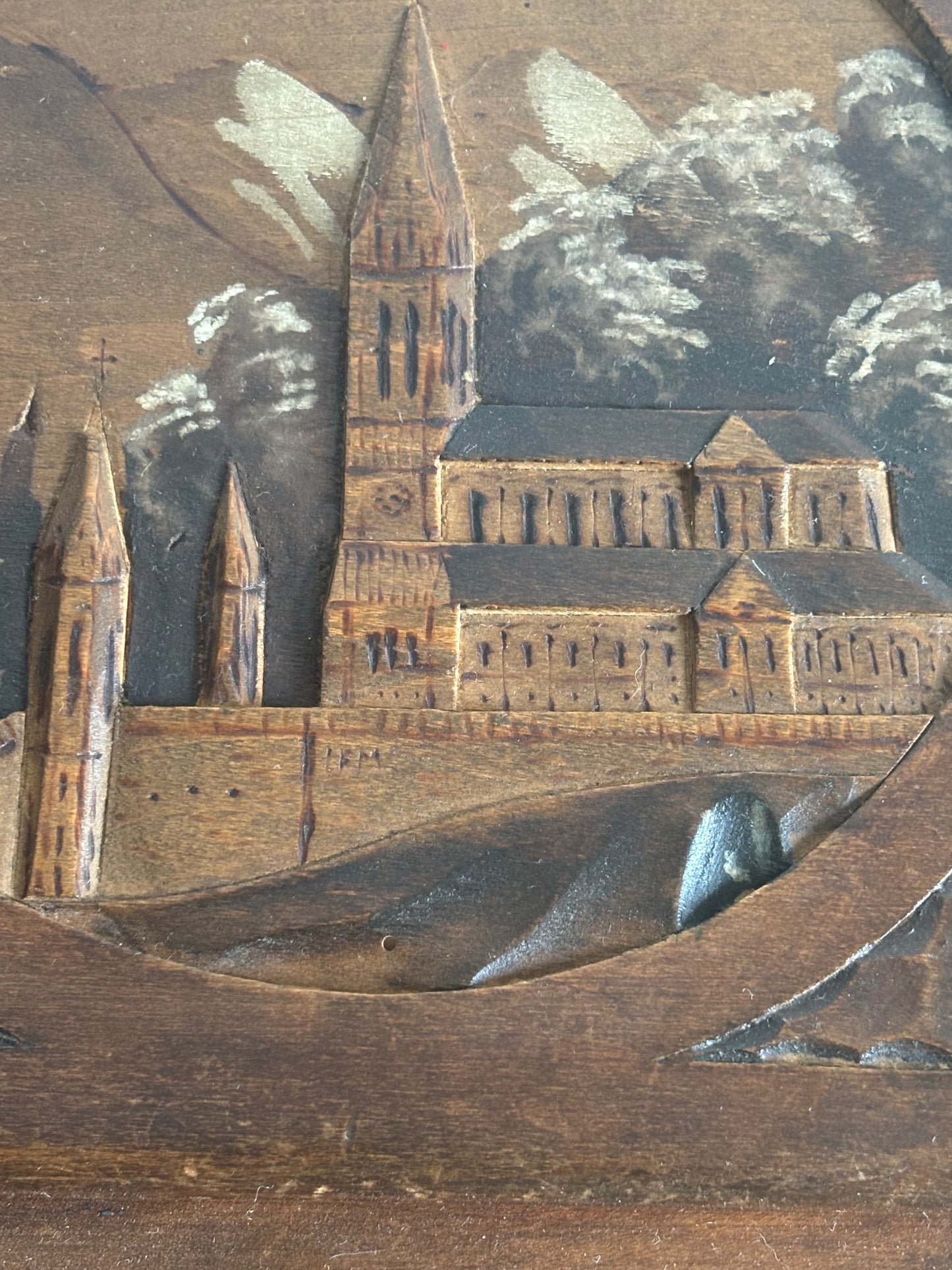 Sottopentola in Legno Intagliato con Carillon – Souvenir Raffigurante Lourdes