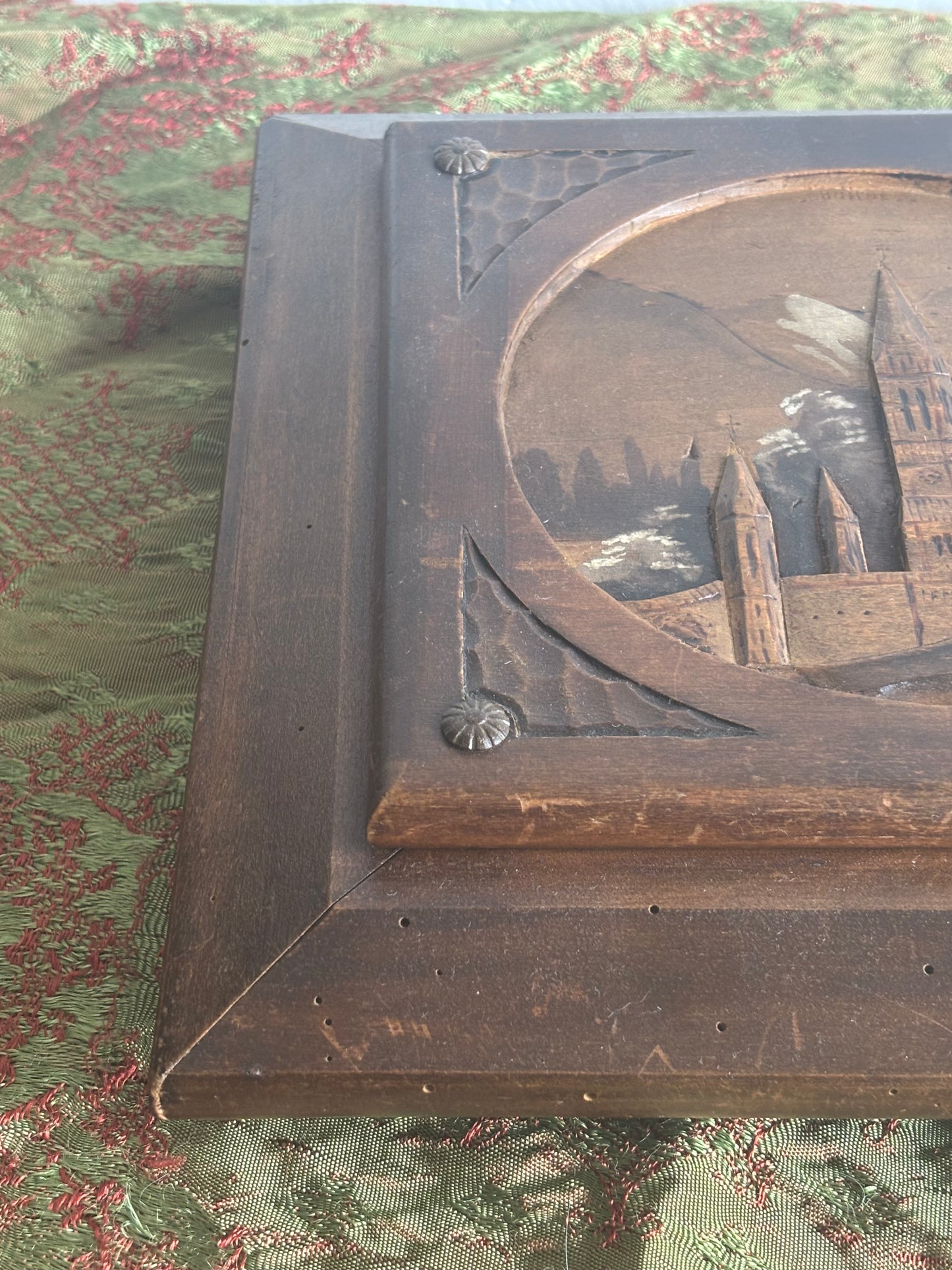 Sottopentola in Legno Intagliato con Carillon – Souvenir Raffigurante Lourdes