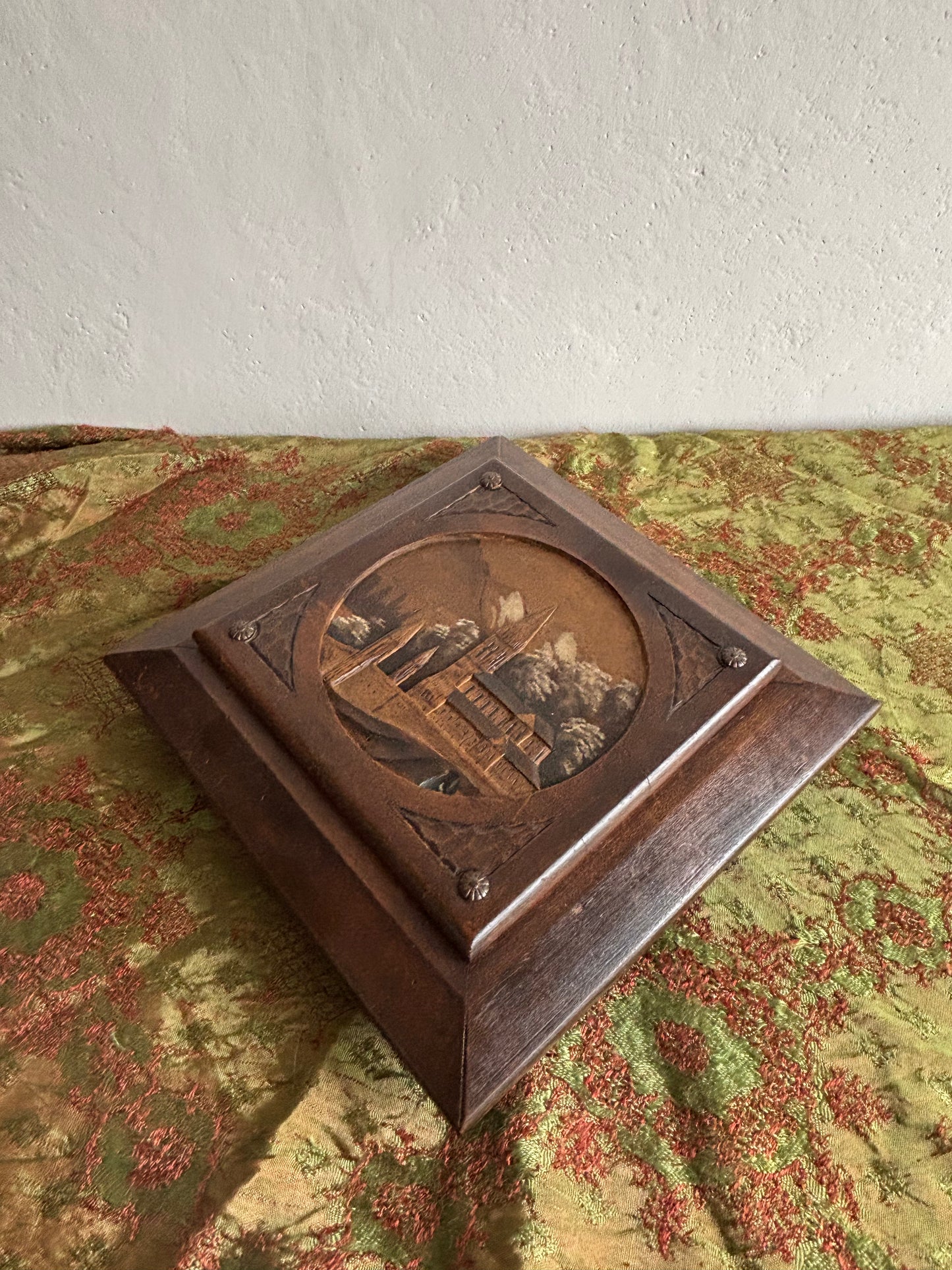 Sottopentola in Legno Intagliato con Carillon – Souvenir Raffigurante Lourdes