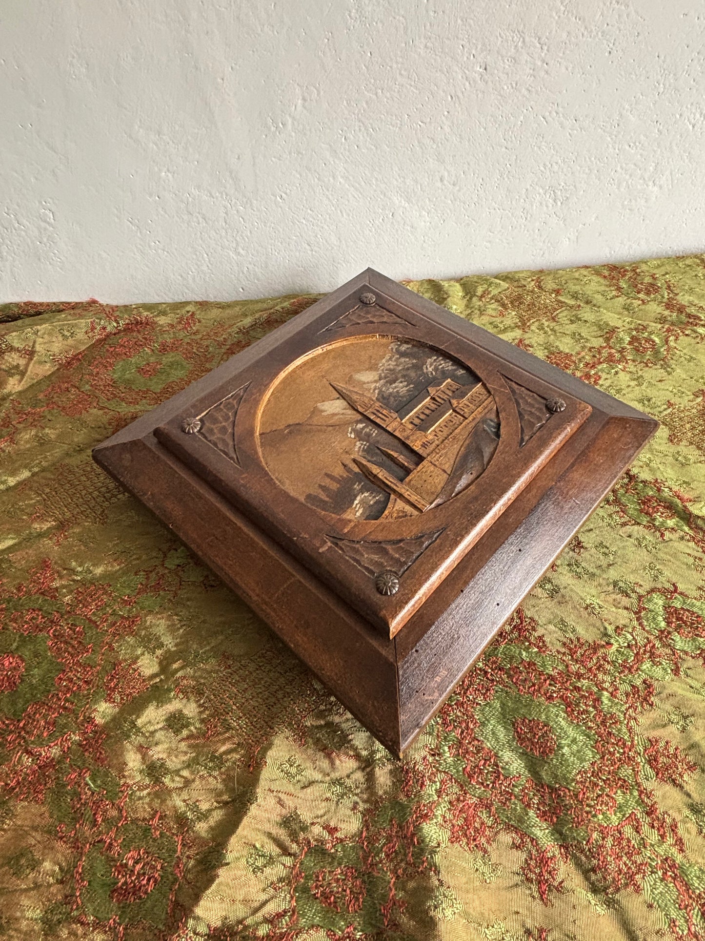 Sottopentola in Legno Intagliato con Carillon – Souvenir Raffigurante Lourdes