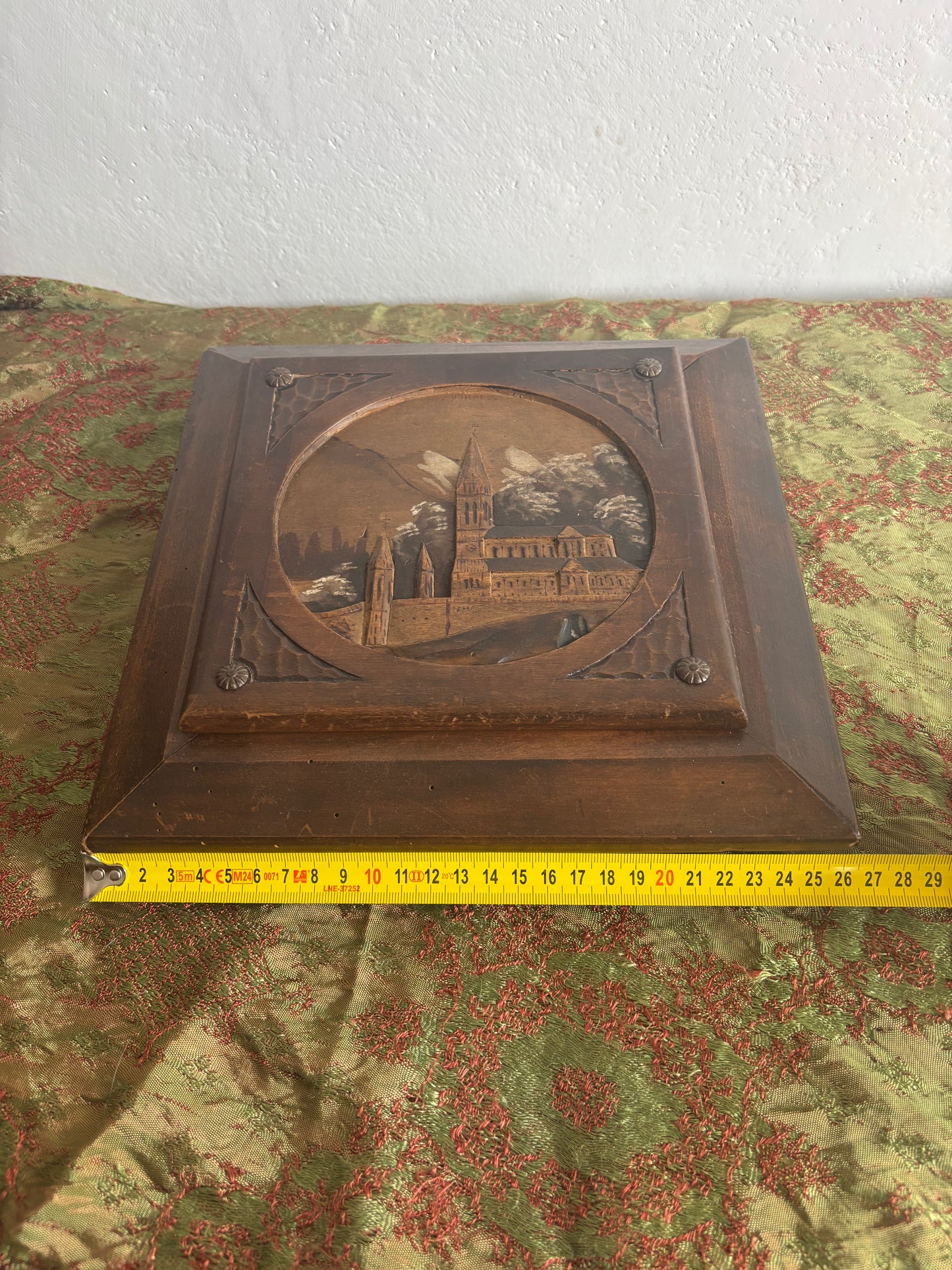 Sottopentola in Legno Intagliato con Carillon – Souvenir Raffigurante Lourdes