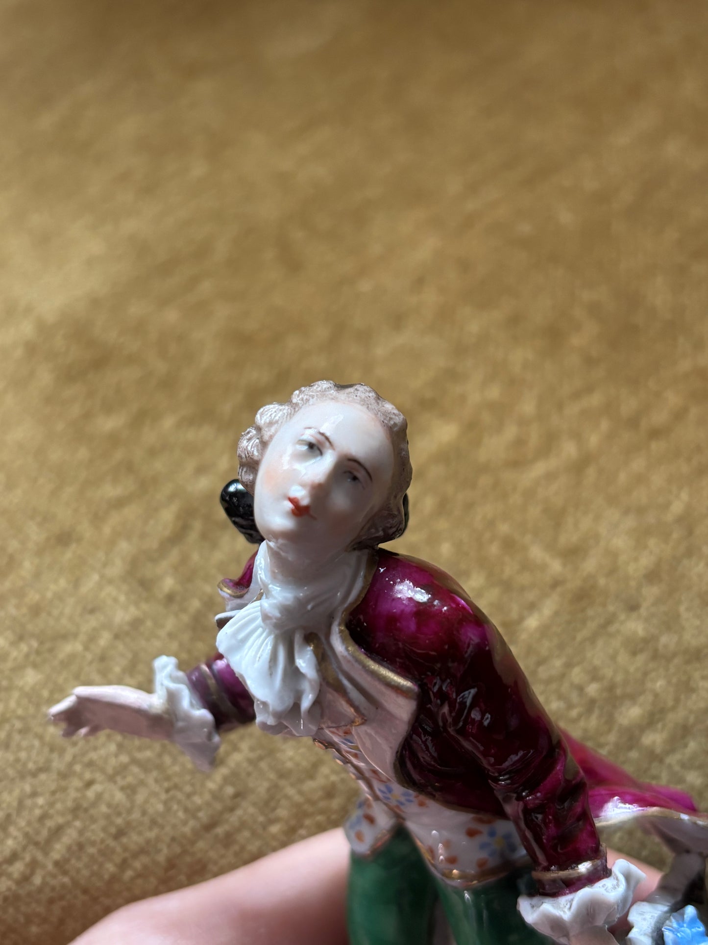 Statuetta in Ceramica Vintage con Marchio N Coronata