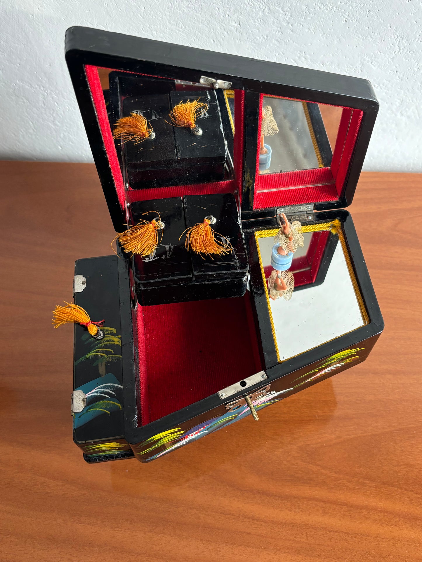 Carillon vintage a forma di pianoforte con ballerina magnetica, funzionante con chiave