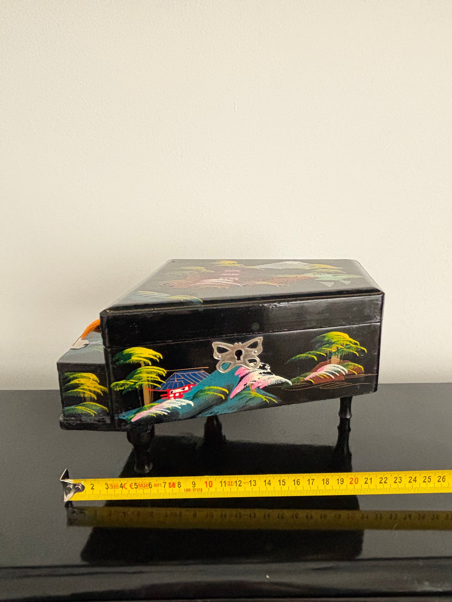 Carillon vintage a forma di pianoforte con ballerina magnetica, funzionante con chiave