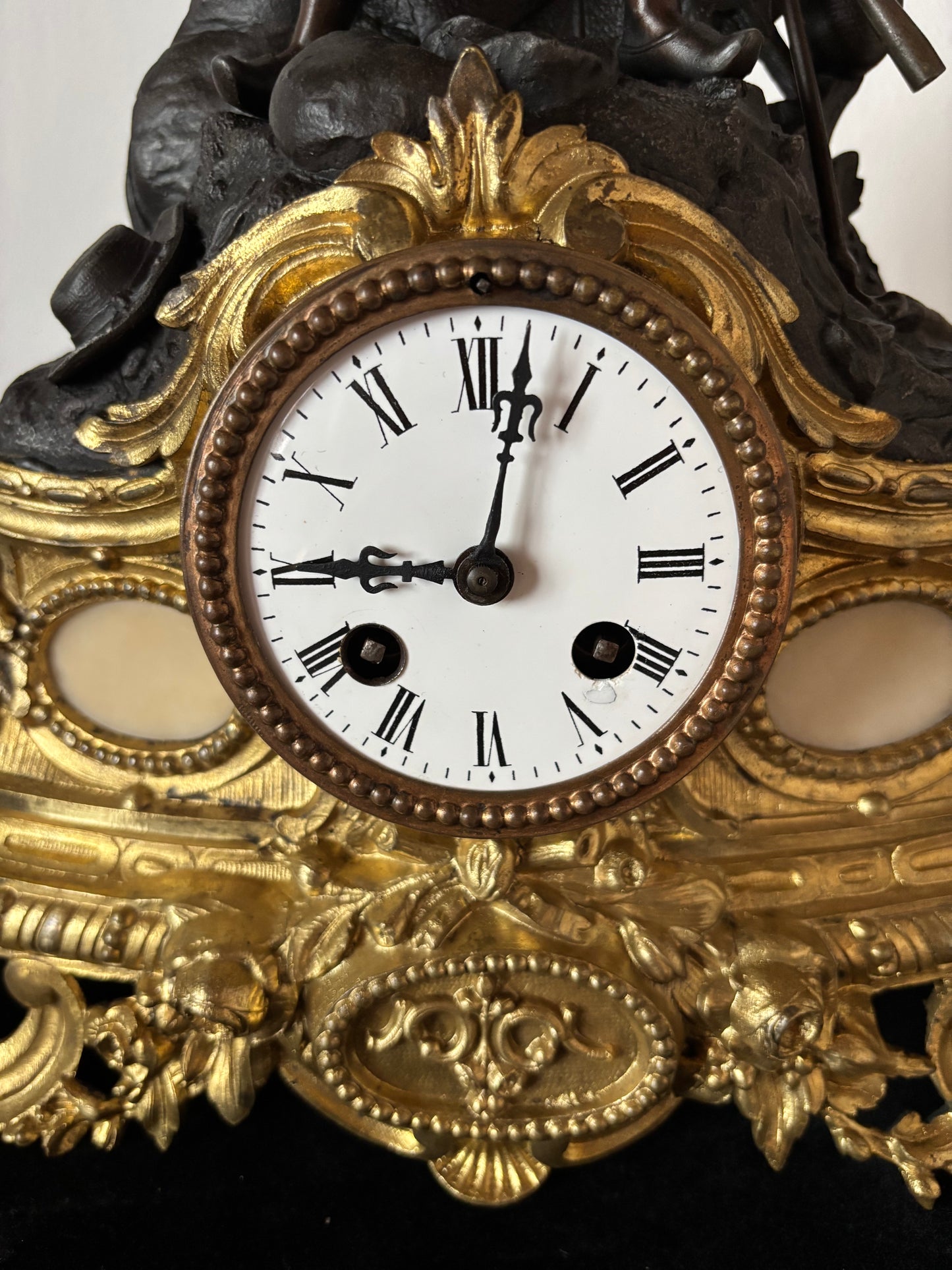 Orologio da camino antico con giovane cercatore d’oro
