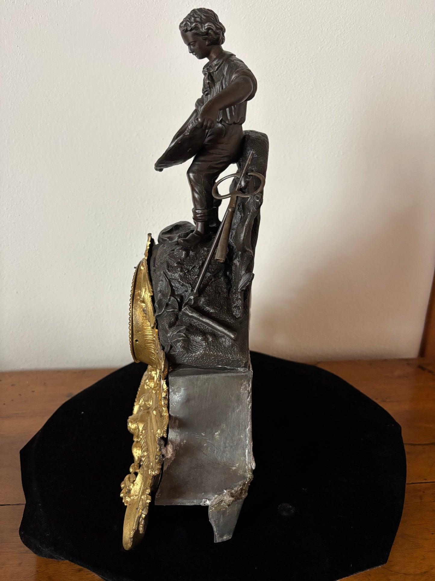 Orologio da camino antico con giovane cercatore d’oro