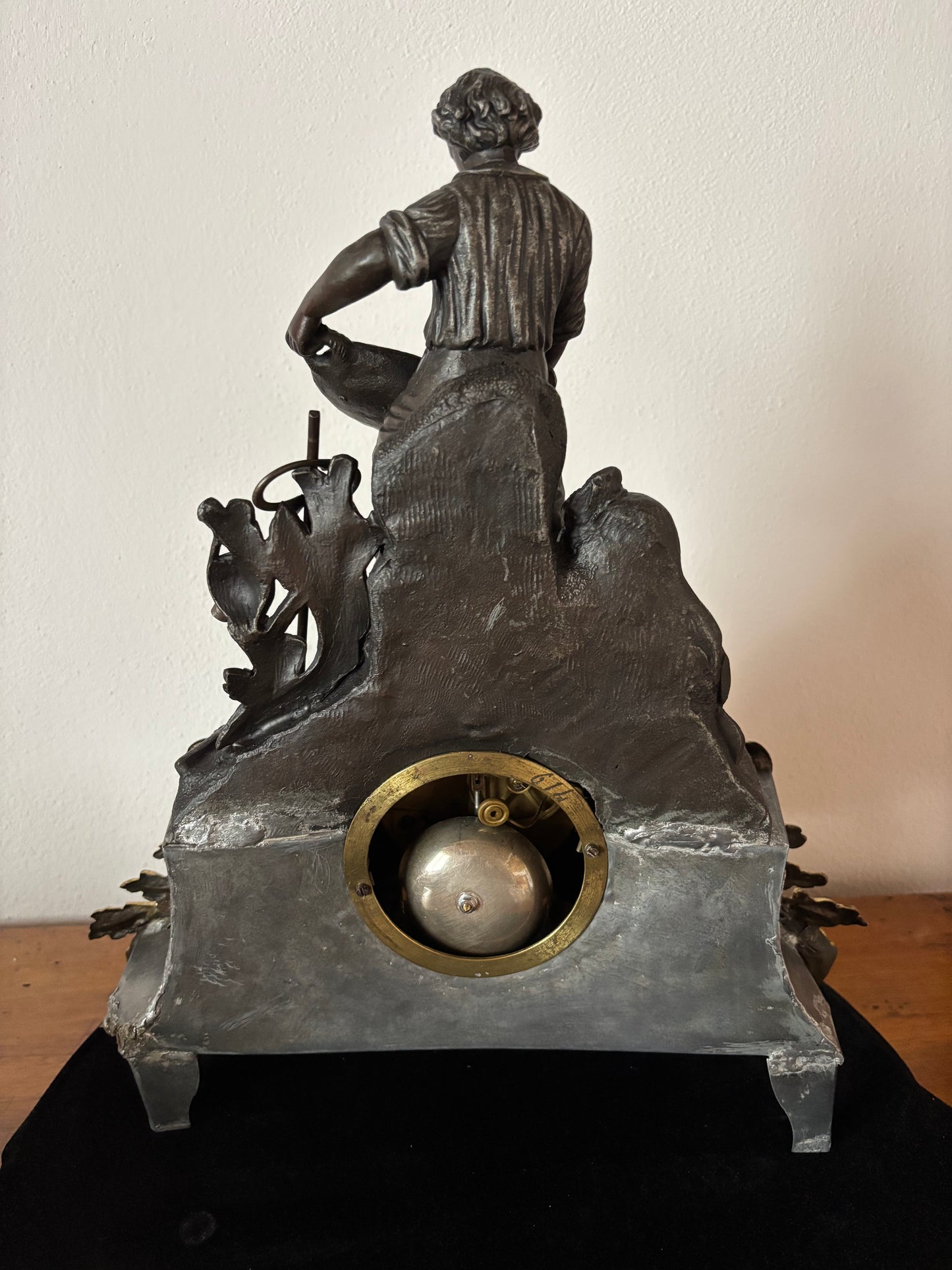 Orologio da camino antico con giovane cercatore d’oro