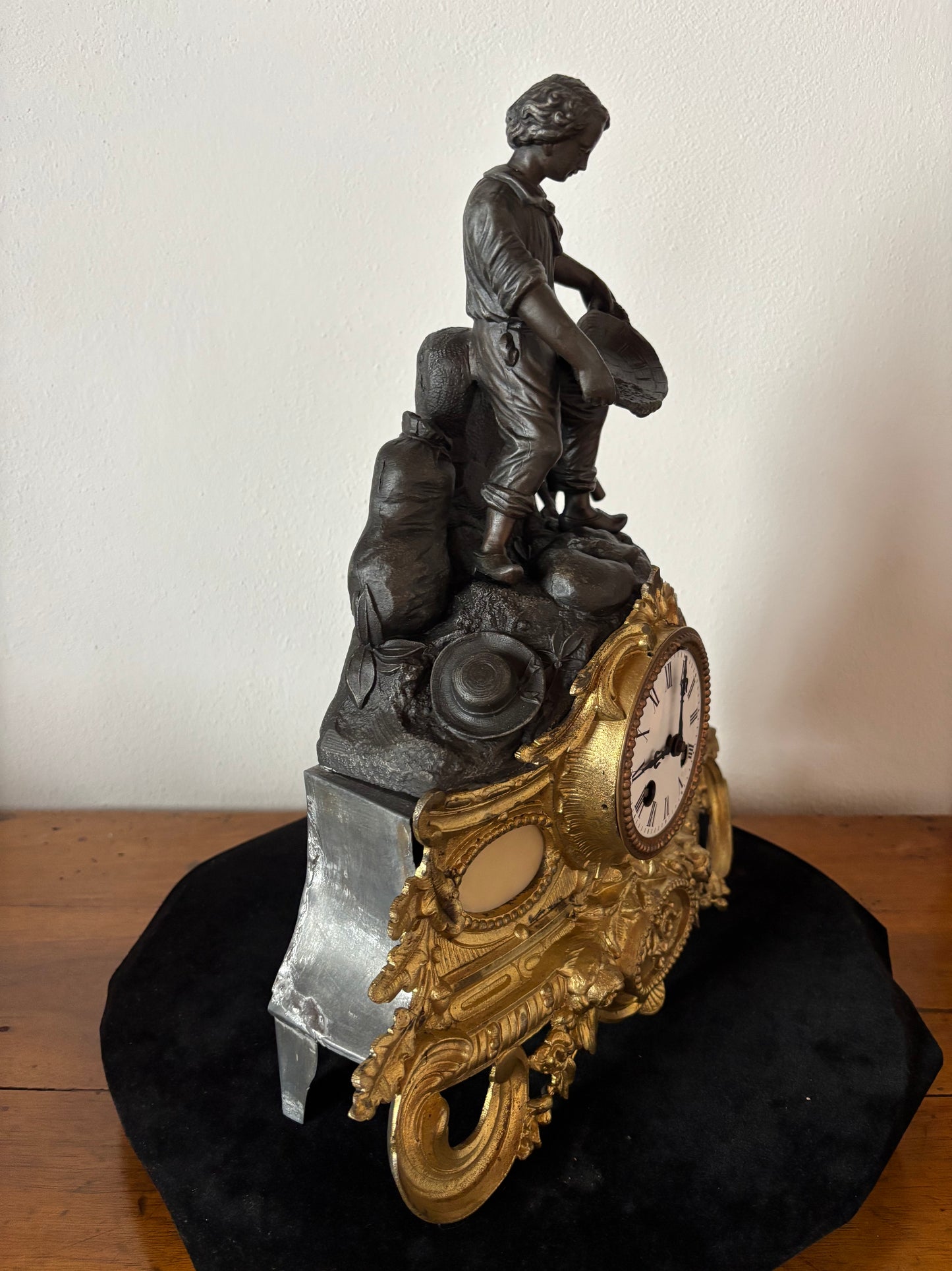 Orologio da camino antico con giovane cercatore d’oro