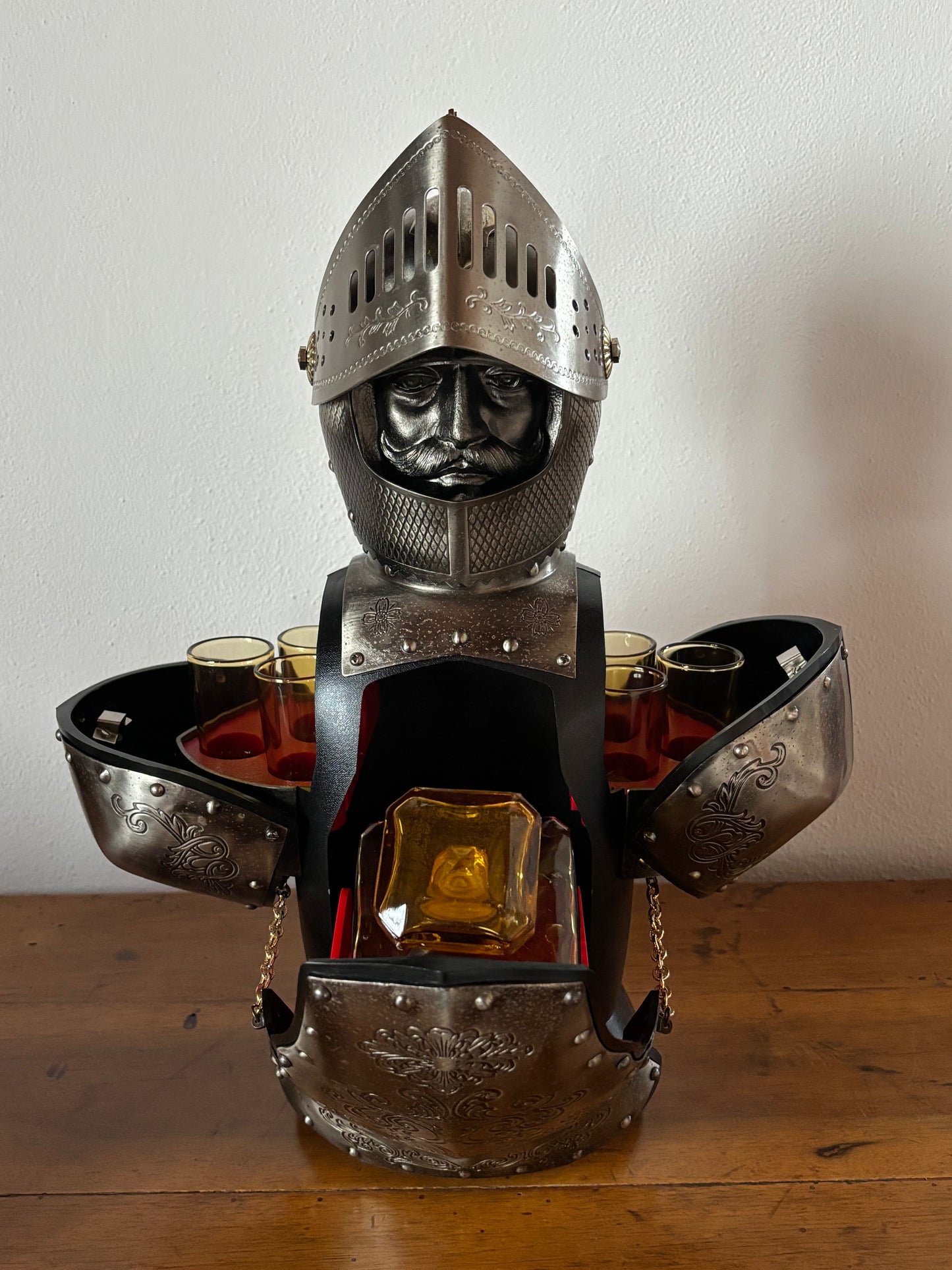 Armatura bar vintage con decanter e bicchieri