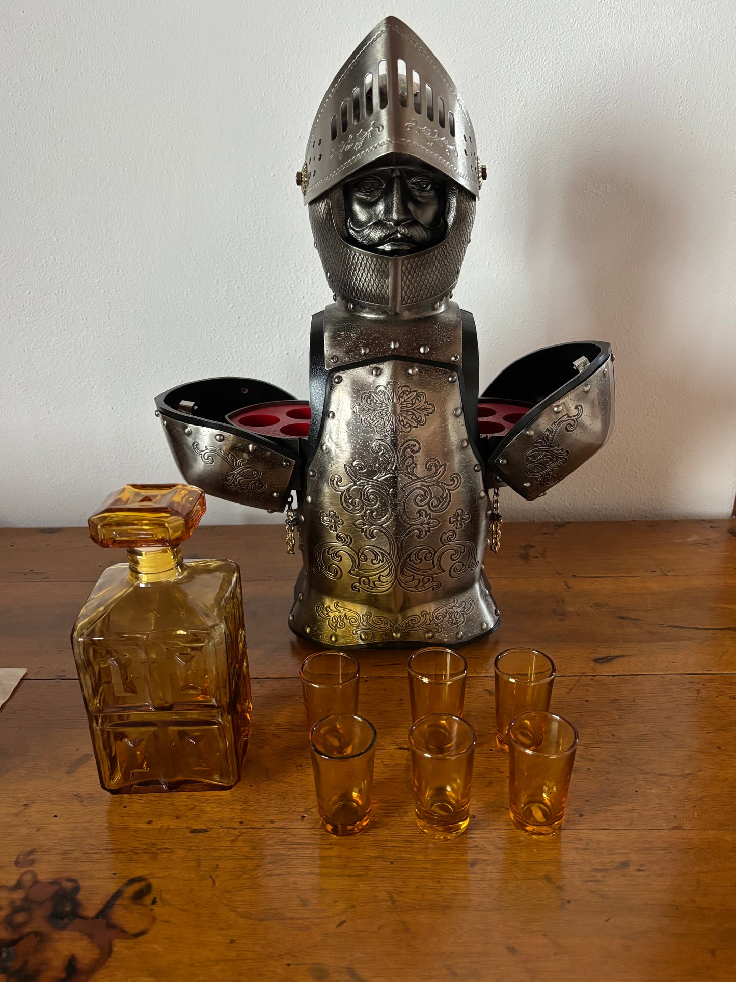 Armatura bar vintage con decanter e bicchieri