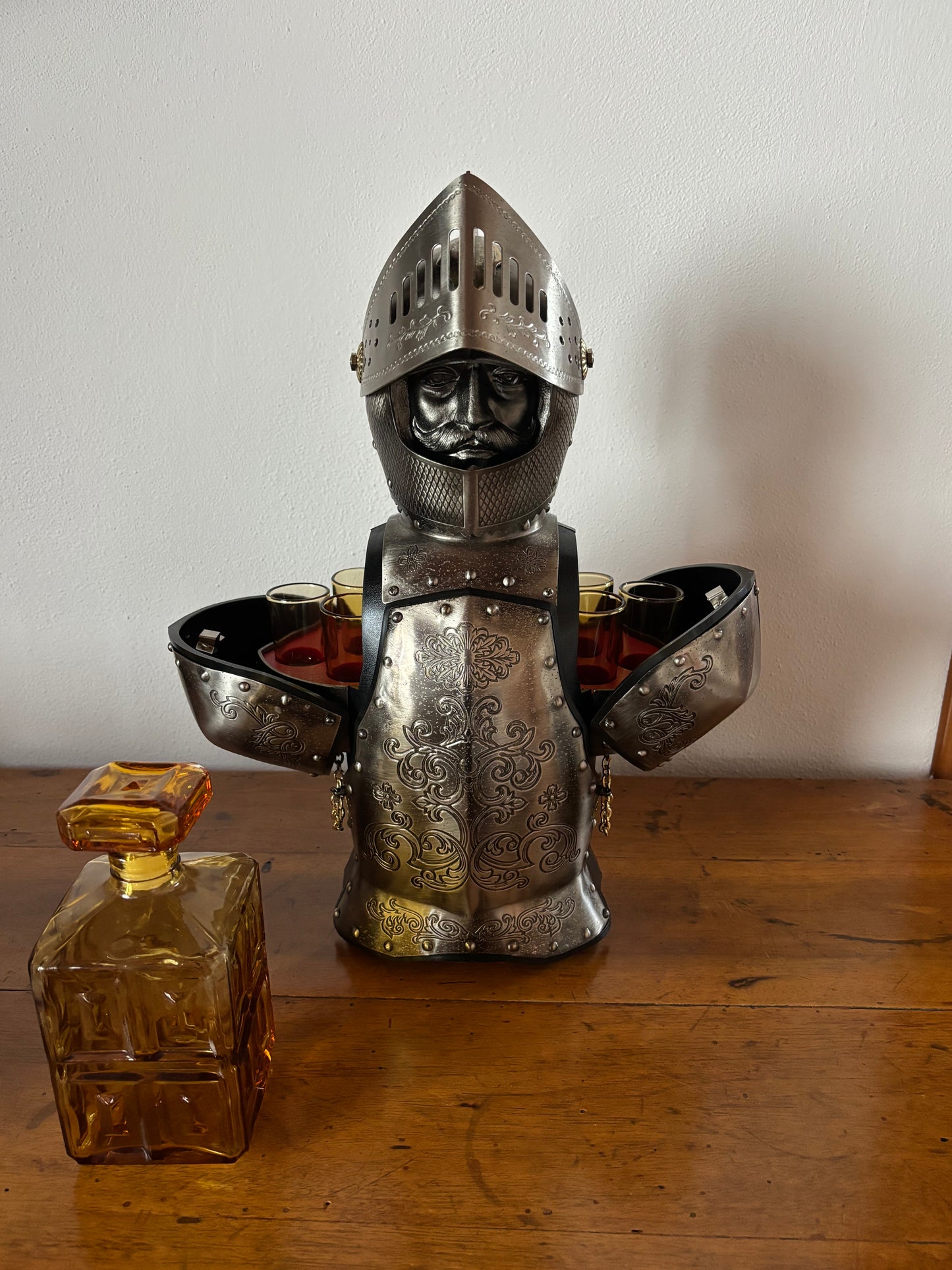 Armatura bar vintage con decanter e bicchieri