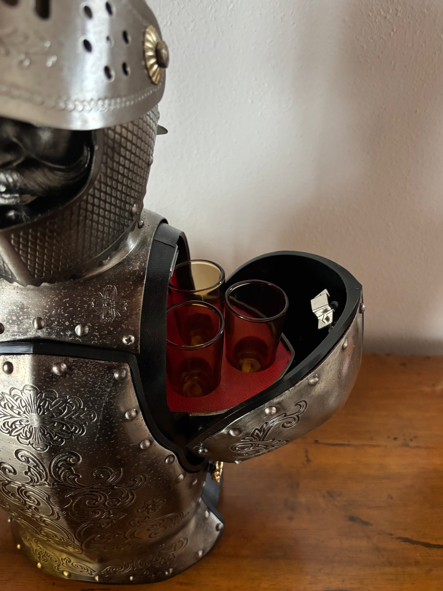 Armatura bar vintage con decanter e bicchieri