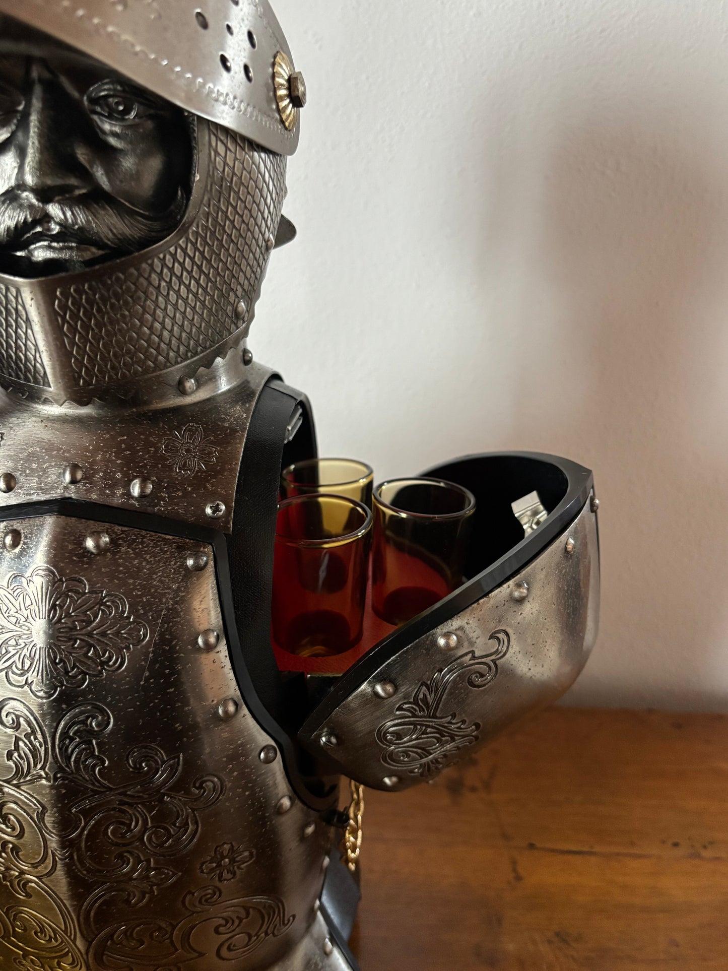 Armatura bar vintage con decanter e bicchieri