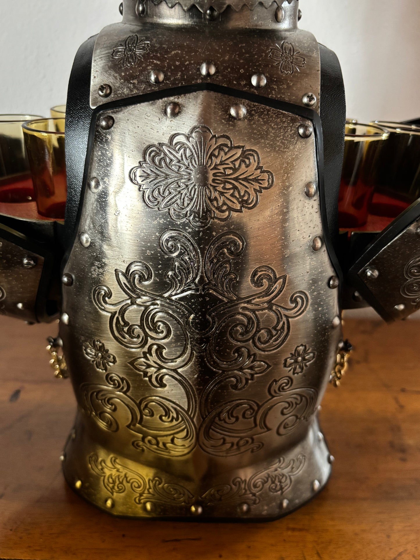 Armatura bar vintage con decanter e bicchieri