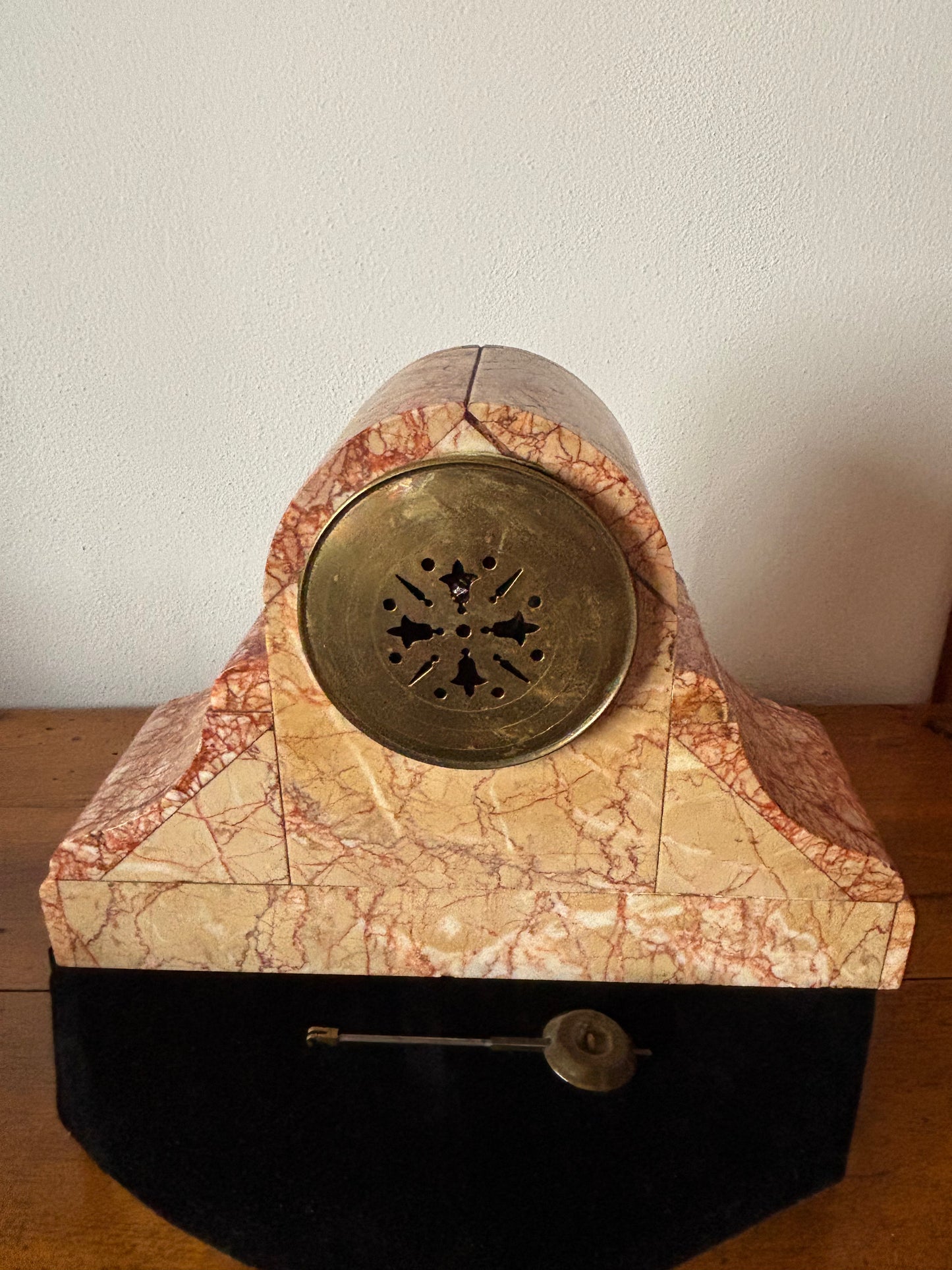 Orologio da camino francese Art Déco in marmo rosa