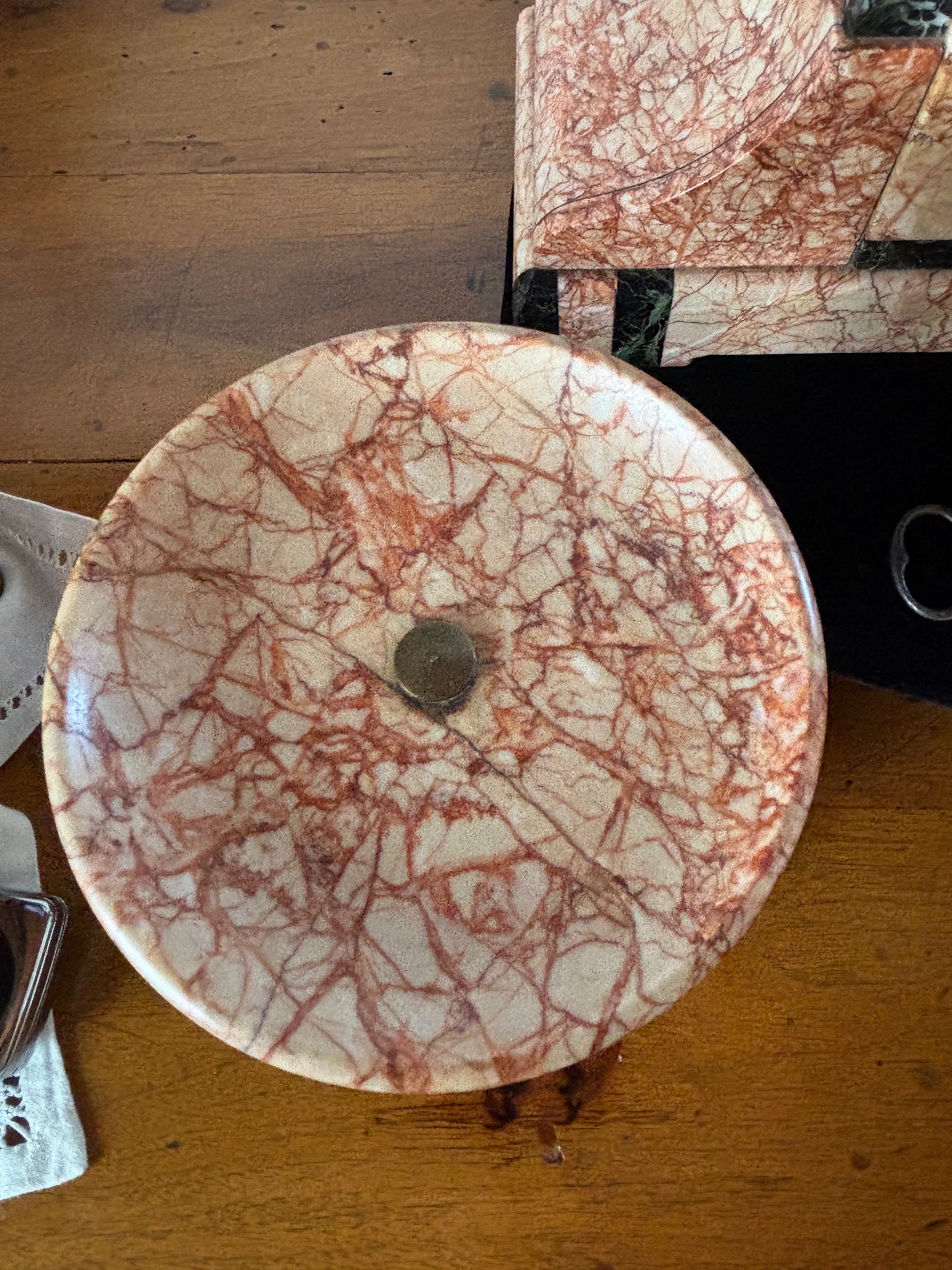 Orologio da camino francese Art Déco in marmo rosa